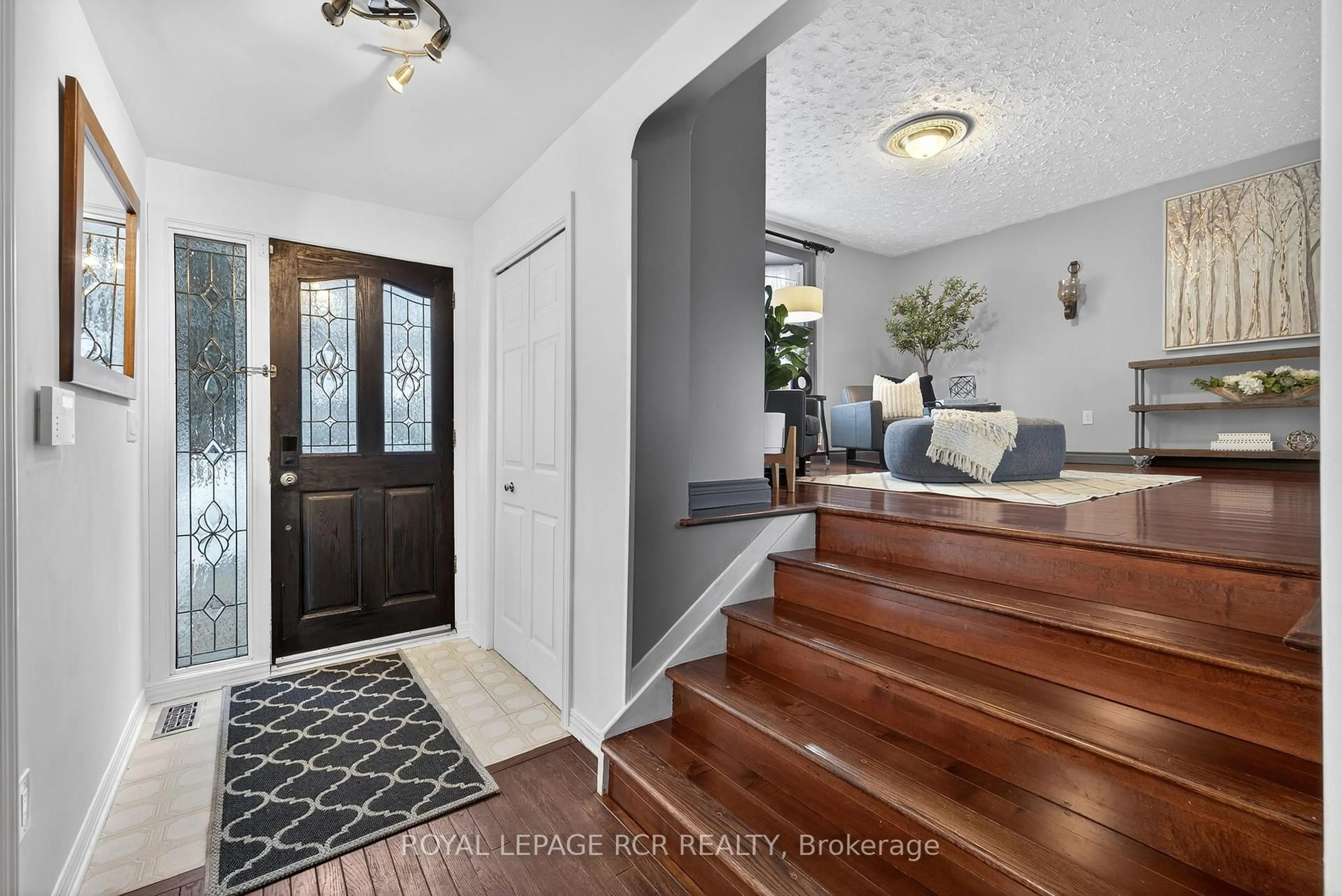 Indoor entryway for 11 Hilltop Dr, Caledon Ontario L7C 1K7