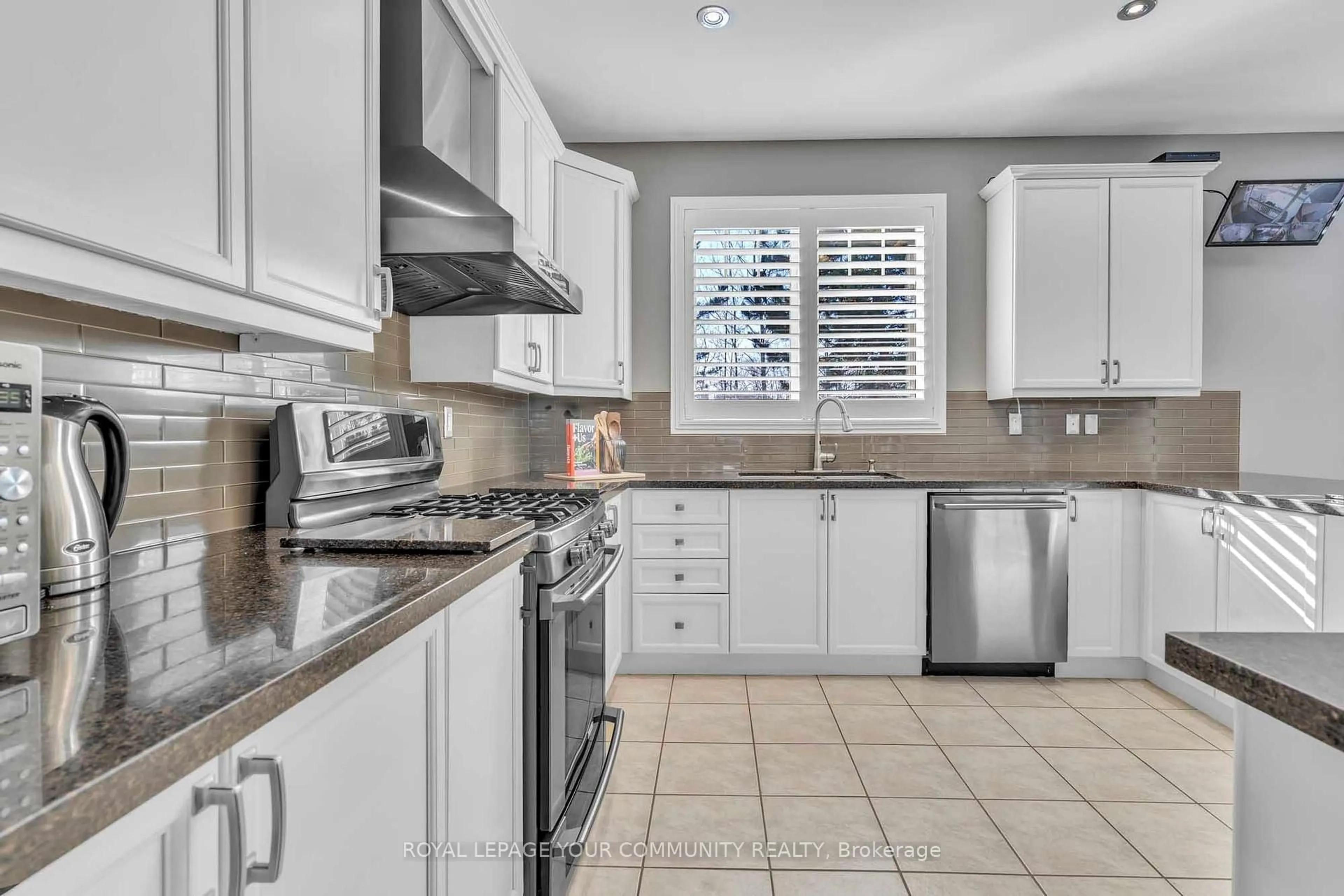 Open concept kitchen, ceramic/tile floor for 417 Tonelli Lane, Milton Ontario L9T 0L4