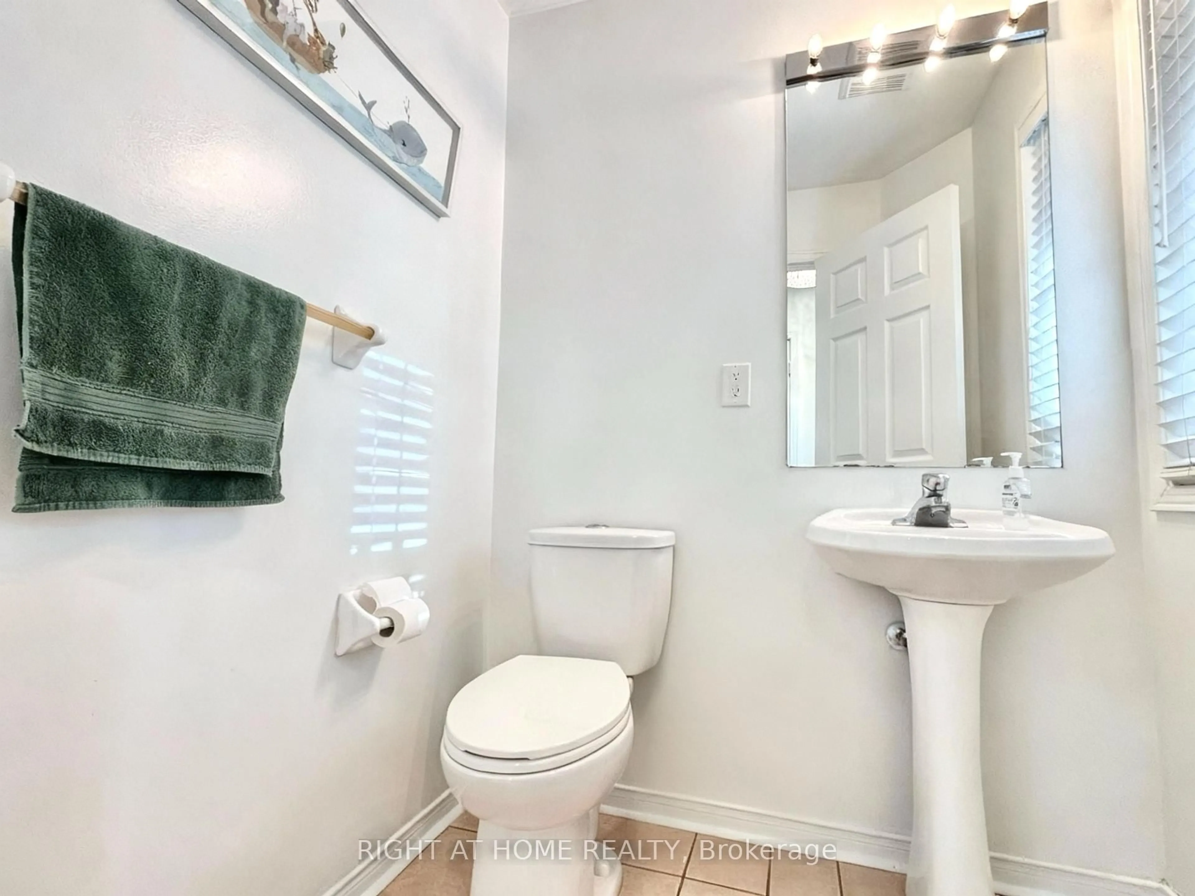 Standard bathroom, ceramic/tile floor for 37 Oakmeadow Dr, Brampton Ontario L7A 2M1
