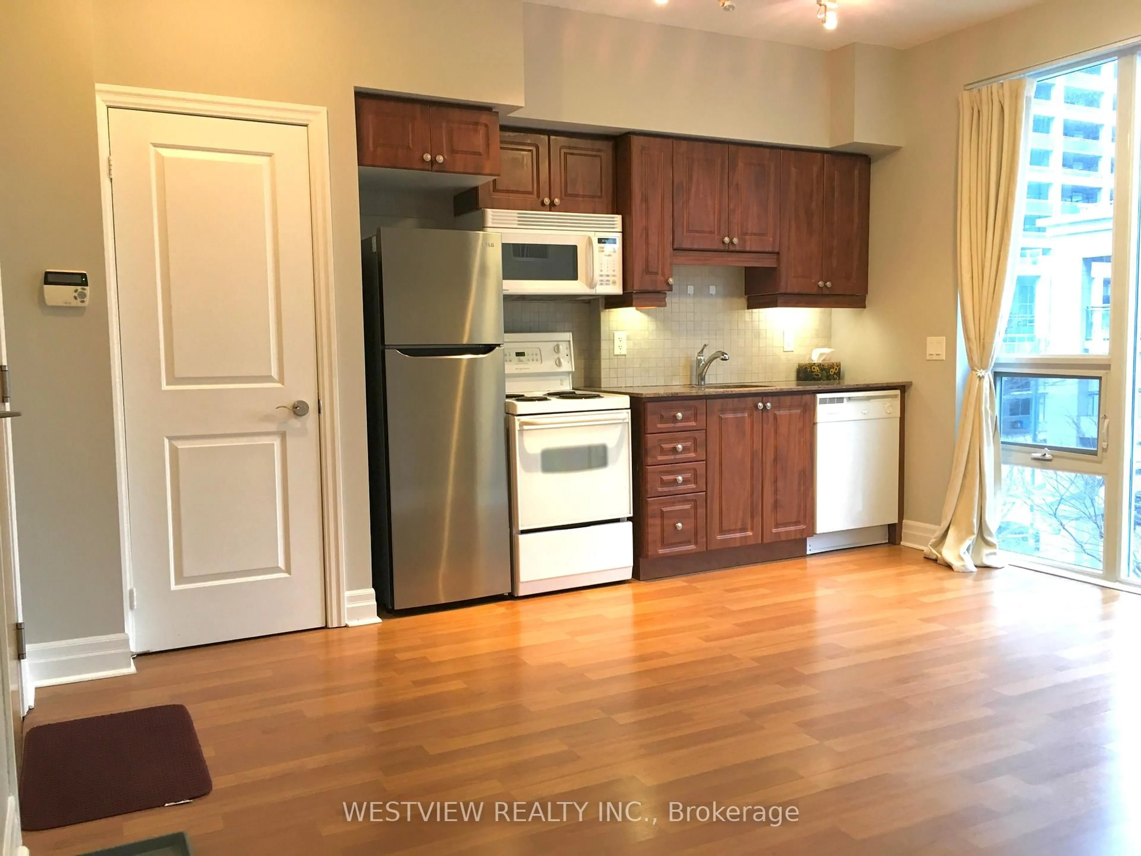 Standard kitchen, wood/laminate floor for 58 Marine Parade Dr #322, Toronto Ontario M8V 4G1