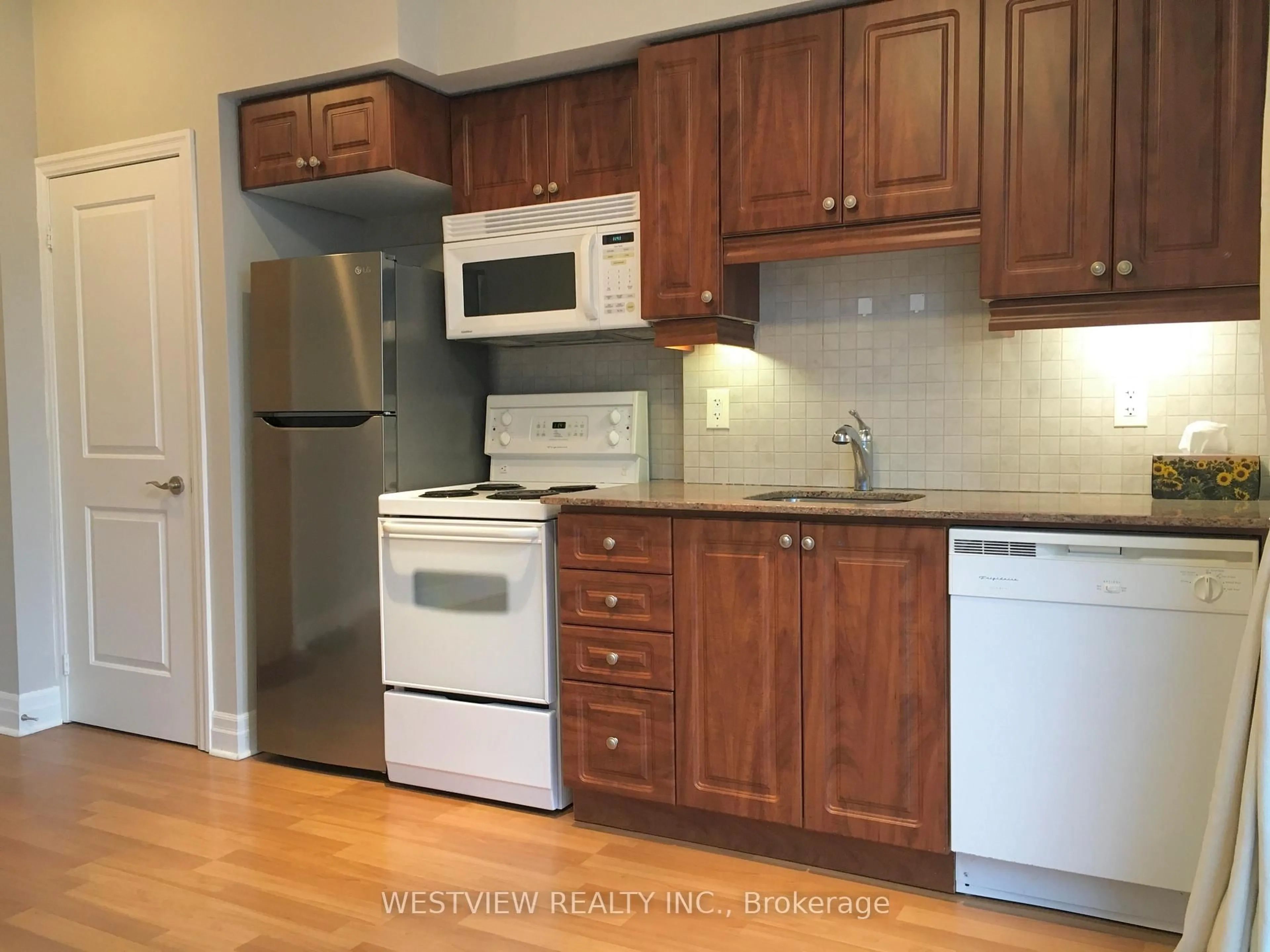 Standard kitchen, wood/laminate floor for 58 Marine Parade Dr #322, Toronto Ontario M8V 4G1