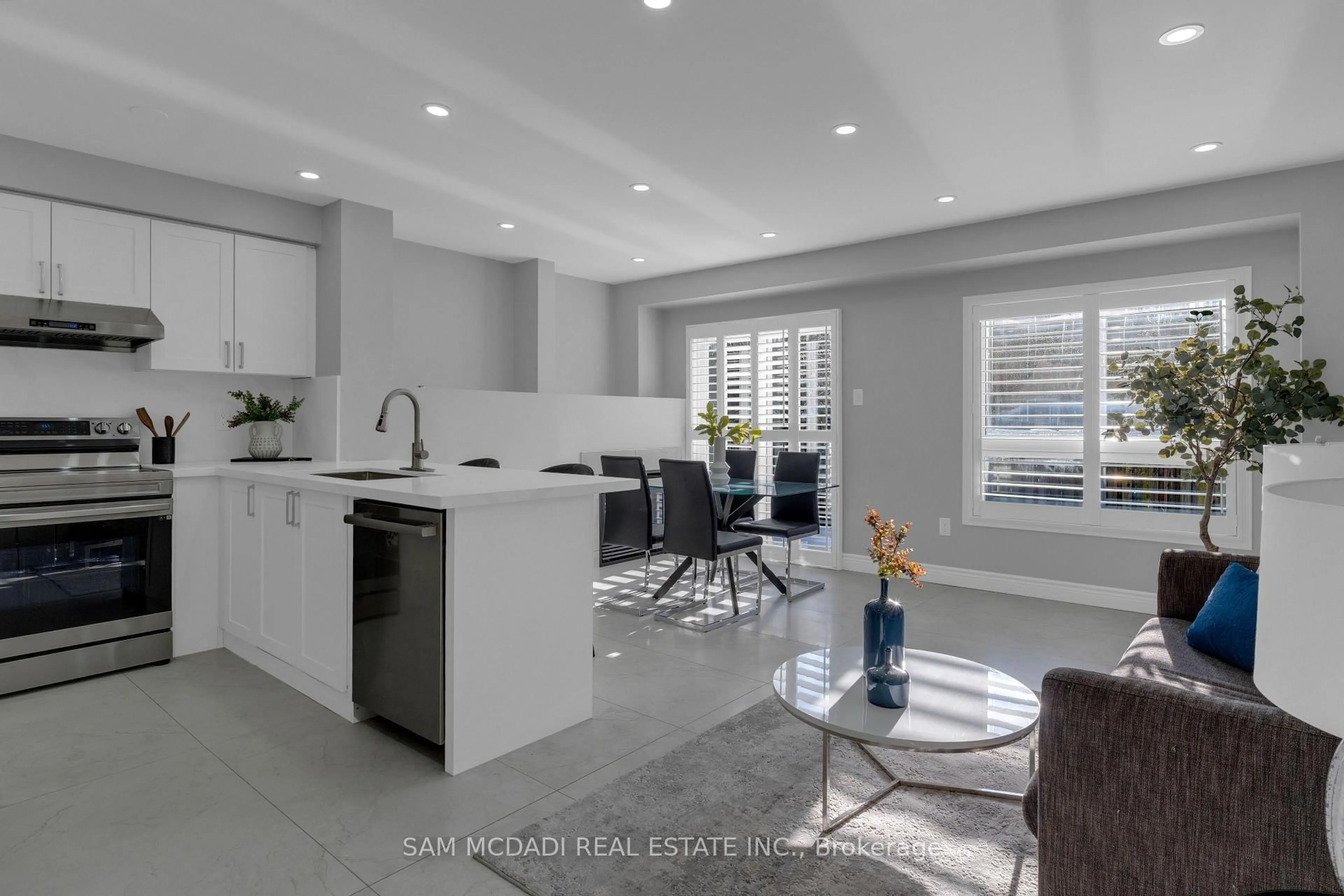 Open concept kitchen, ceramic/tile floor for 5689 Margarita Cres, Mississauga Ontario L5M 6Y7