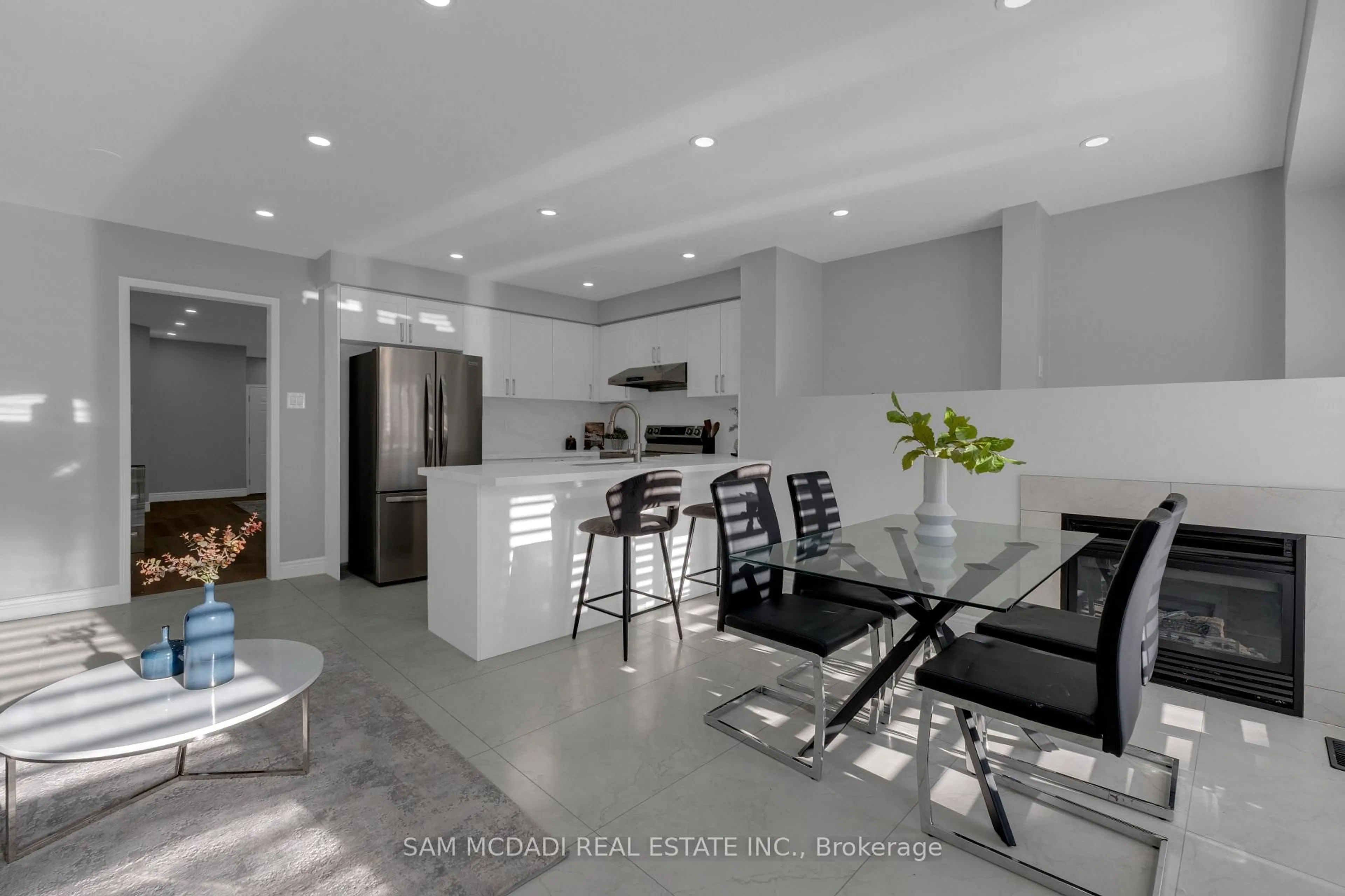 Open concept kitchen, ceramic/tile floor for 5689 Margarita Cres, Mississauga Ontario L5M 6Y7