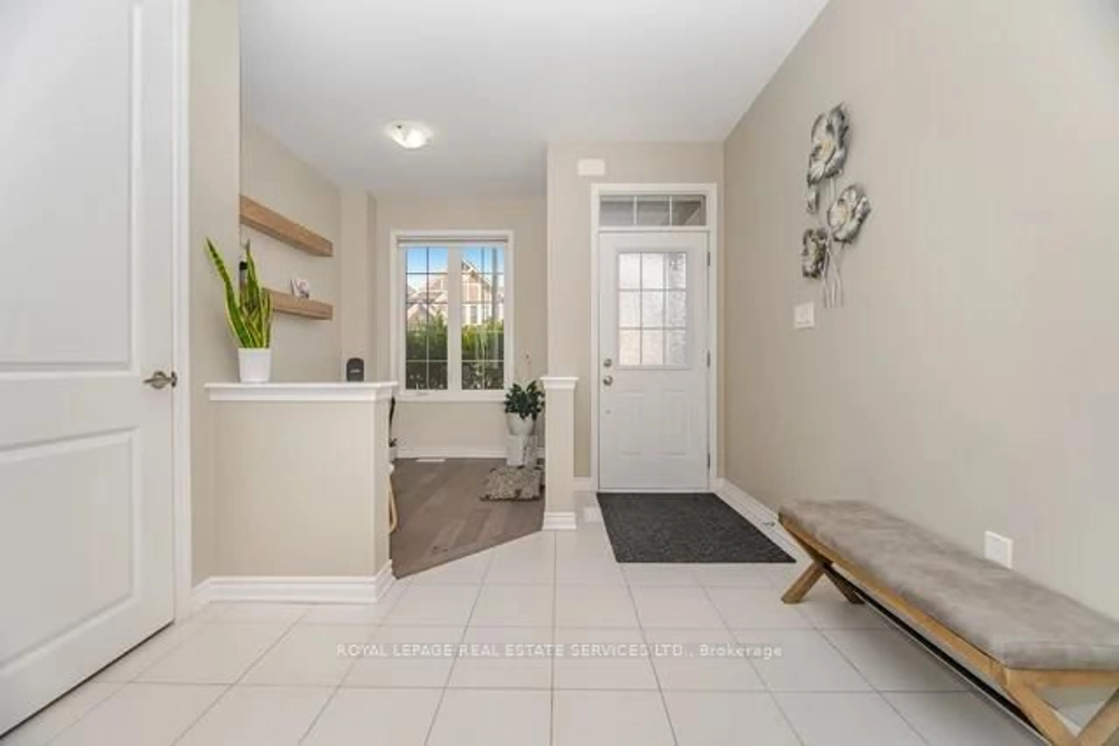 Indoor entryway for 133 Hatt Crt, Milton Ontario L9E 1G7