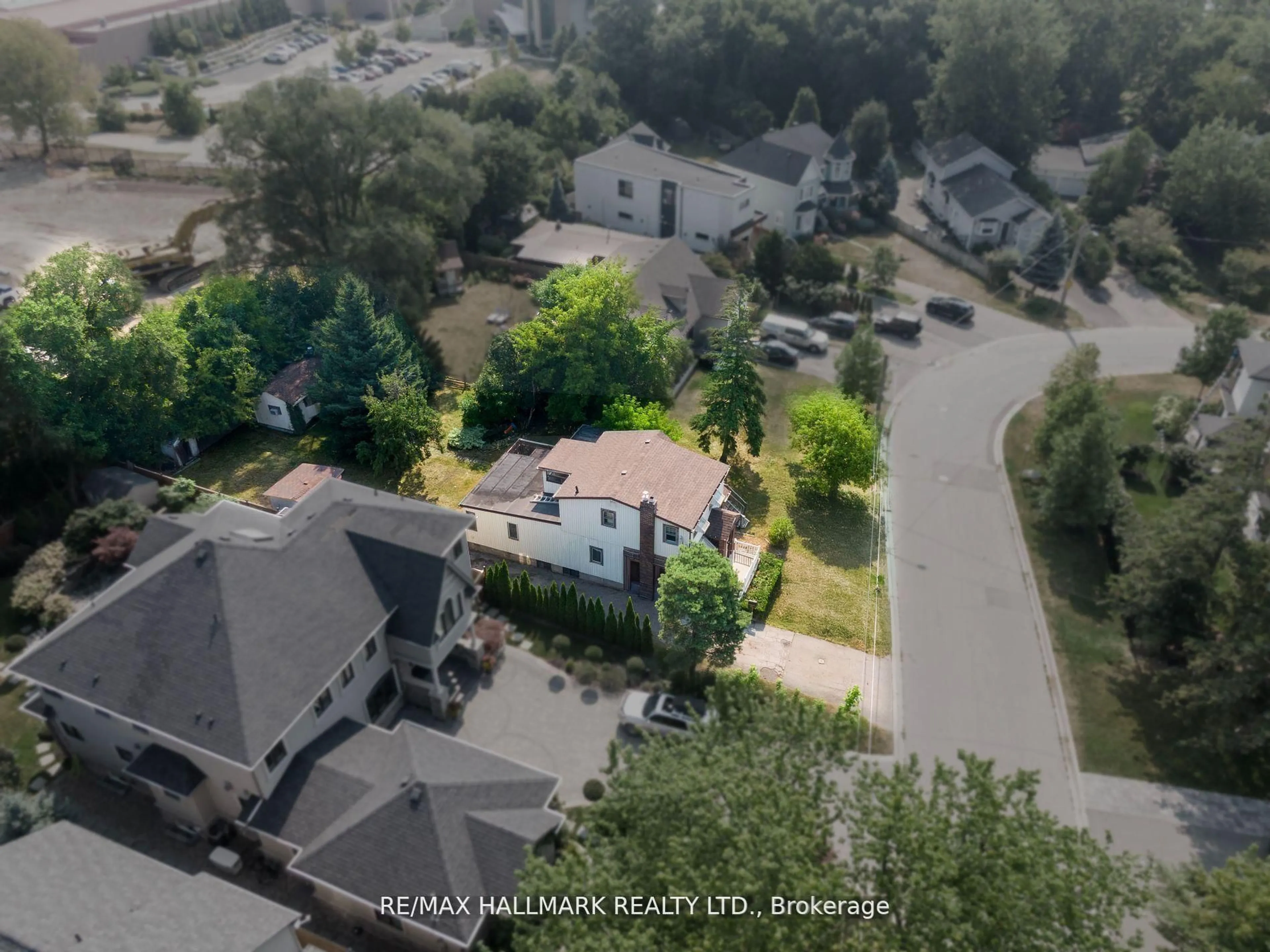 A pic from outside/outdoor area/front of a property/back of a property/a pic from drone, street for 724-728 Montbeck Cres, Mississauga Ontario L5G 1P3