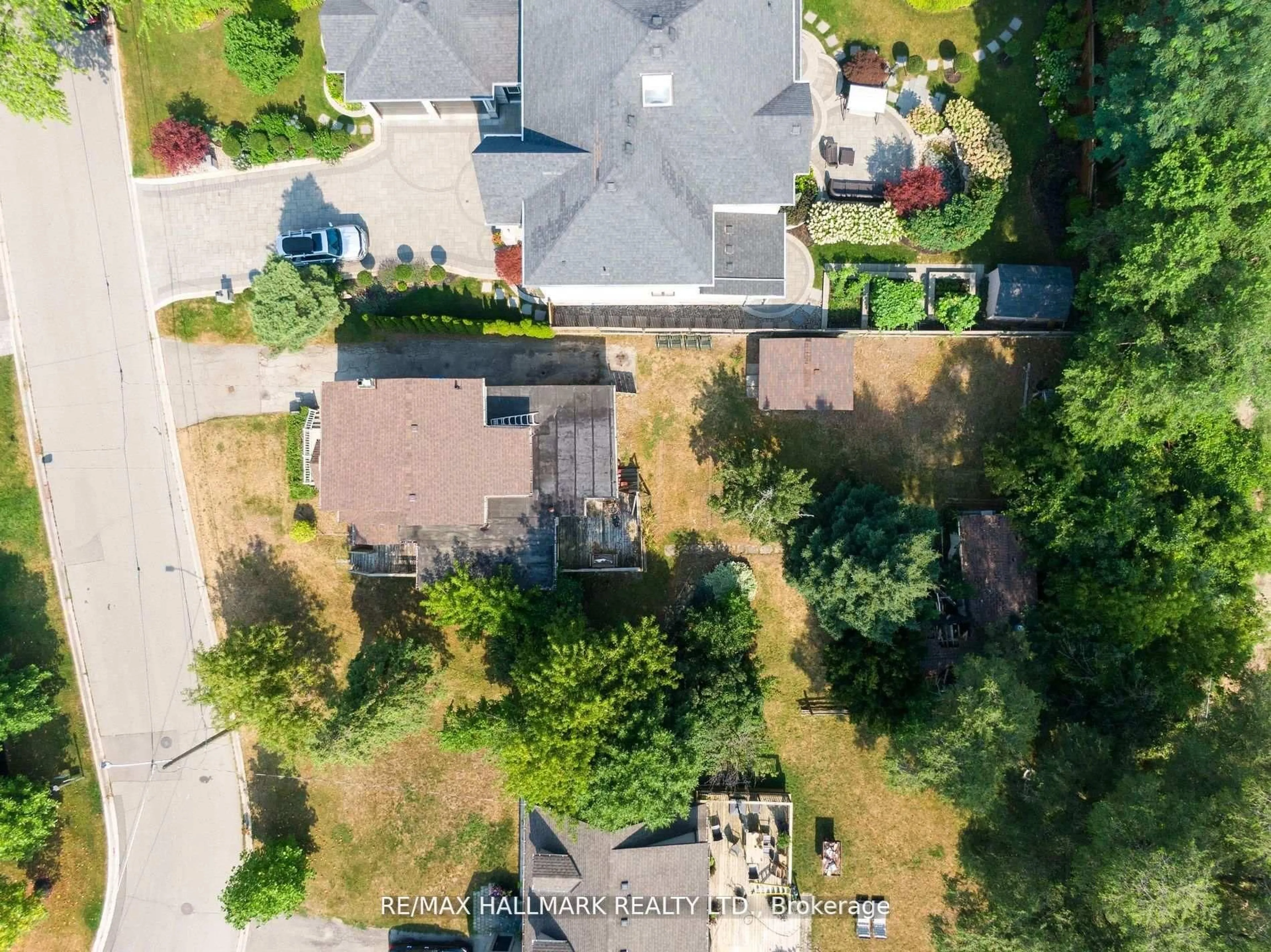 A pic from outside/outdoor area/front of a property/back of a property/a pic from drone, street for 724-728 Montbeck Cres, Mississauga Ontario L5G 1P3