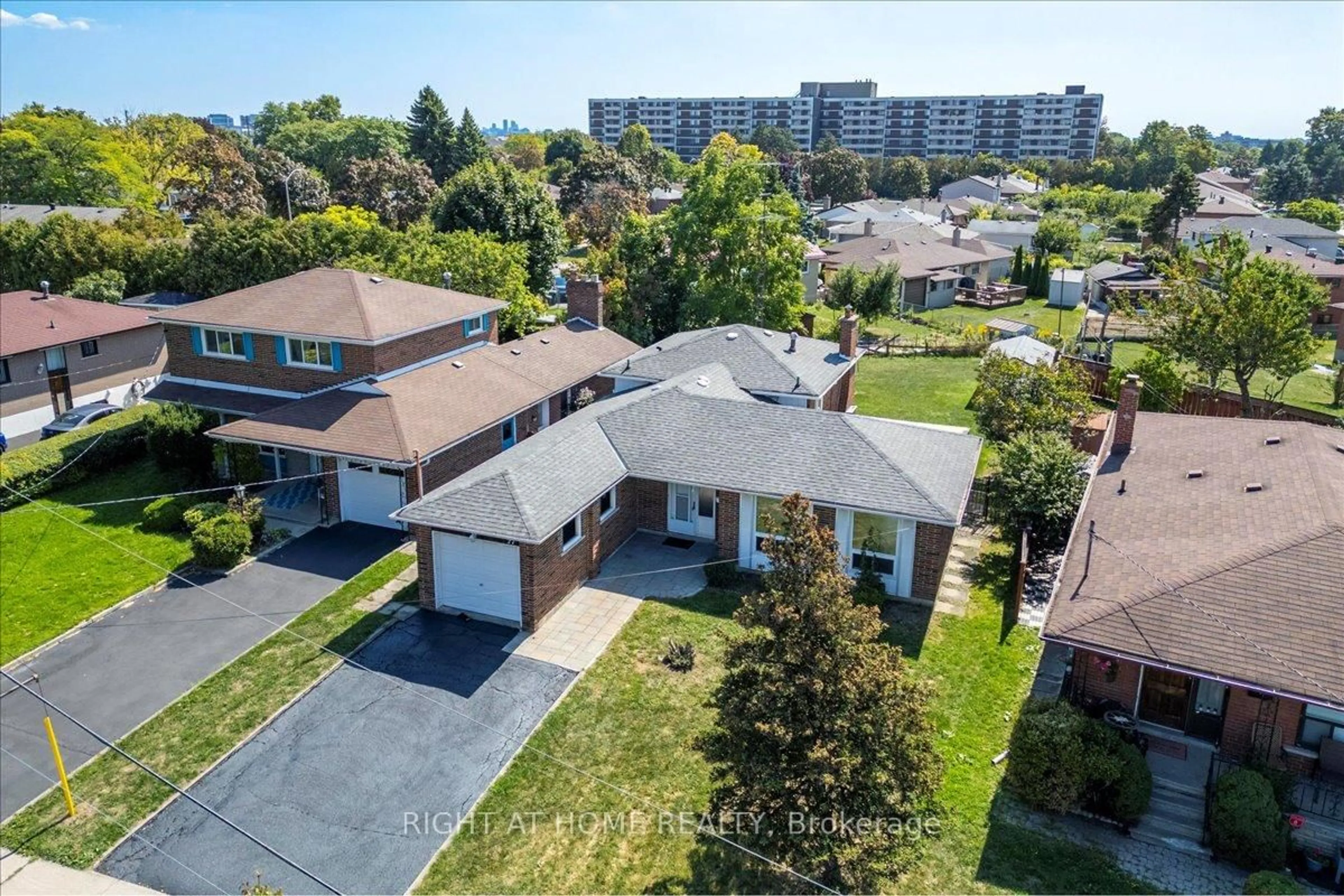 A pic from outside/outdoor area/front of a property/back of a property/a pic from drone, street for 27 Villata Gdns, Toronto Ontario M3J 1J7