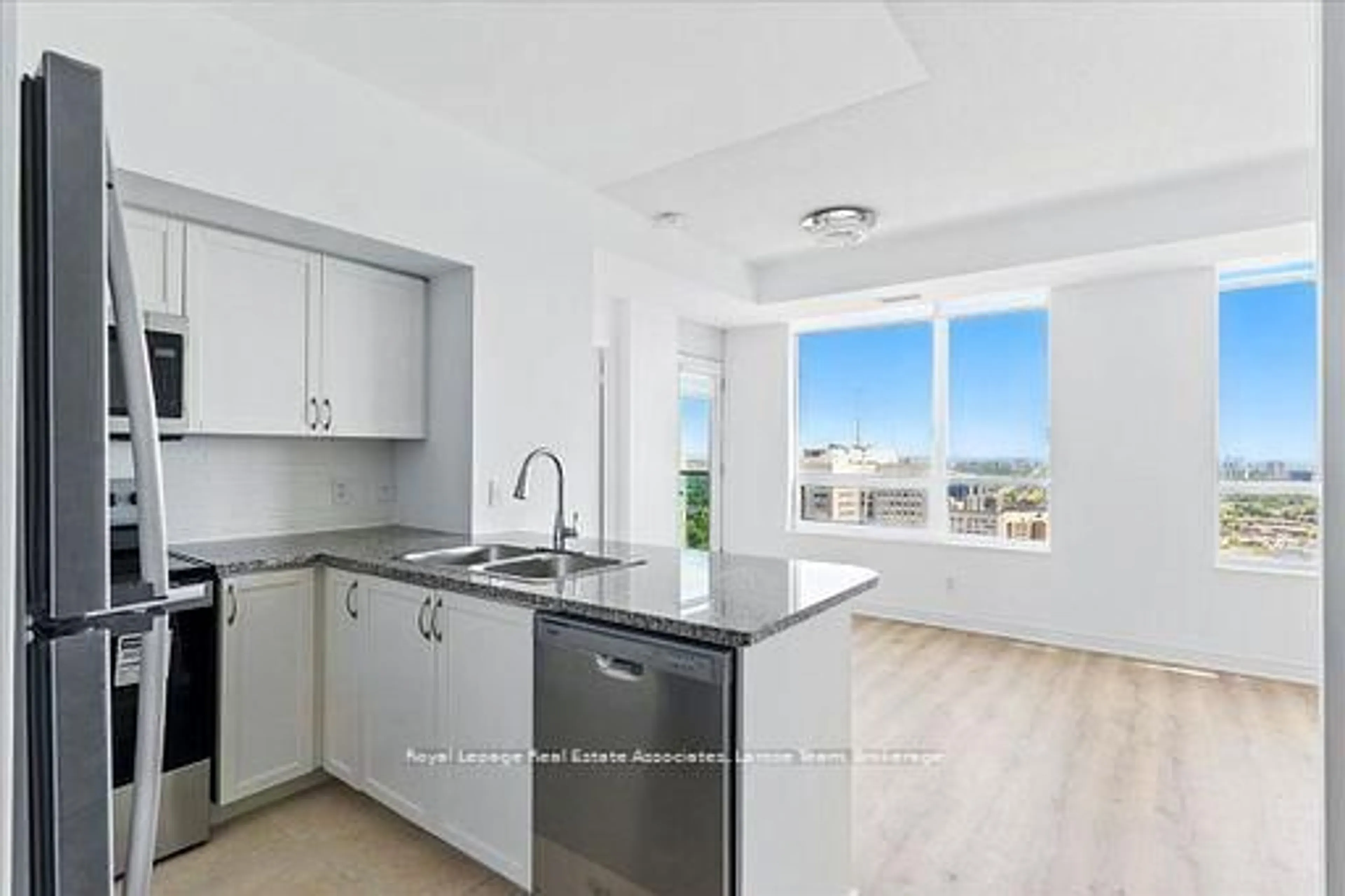 Standard kitchen, unknown for 208 Enfield Pl #3701, Mississauga Ontario L5B 0G8