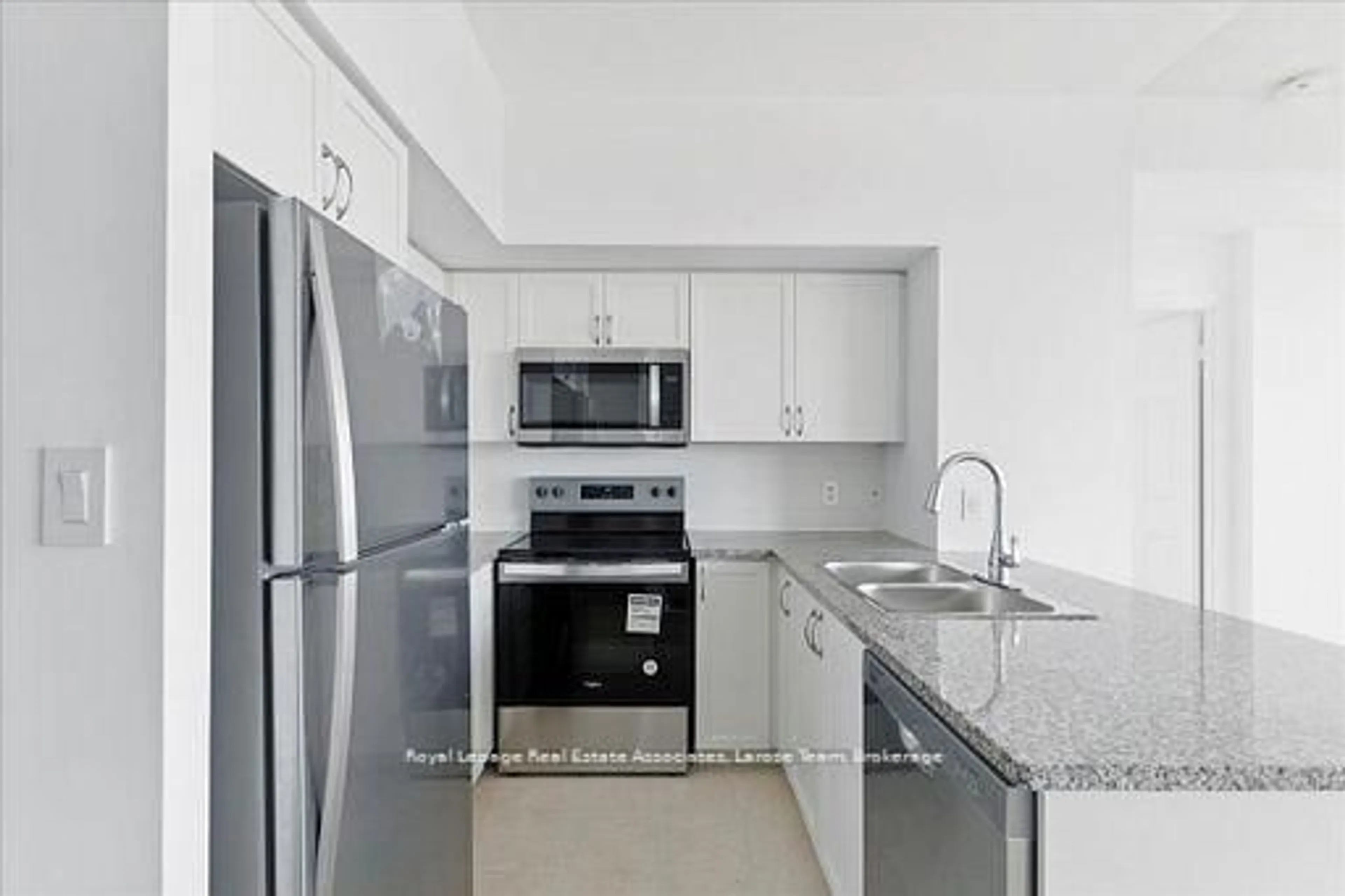 Standard kitchen, unknown for 208 Enfield Pl #3701, Mississauga Ontario L5B 0G8