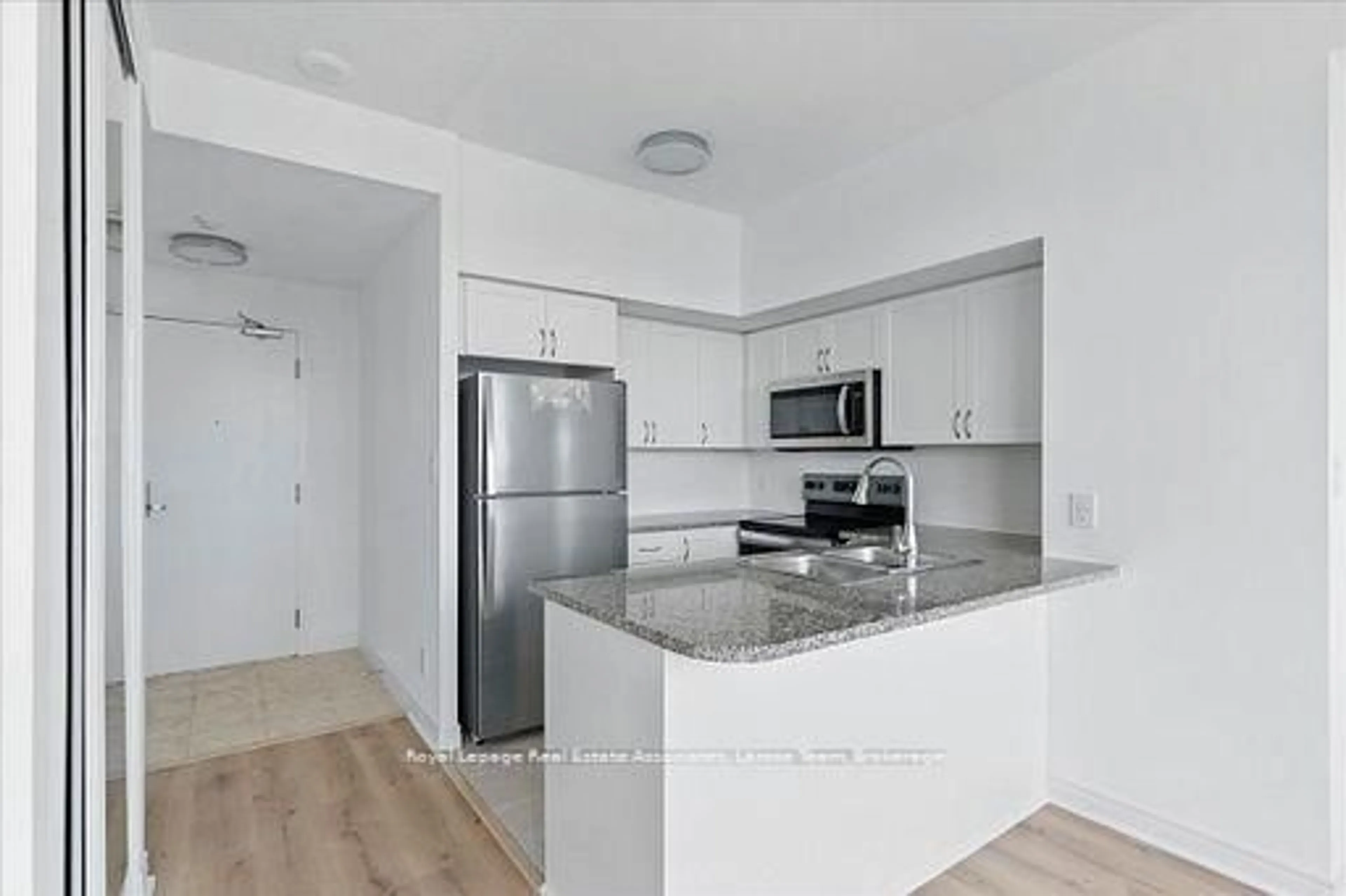 Standard kitchen, unknown for 208 Enfield Pl #3701, Mississauga Ontario L5B 0G8