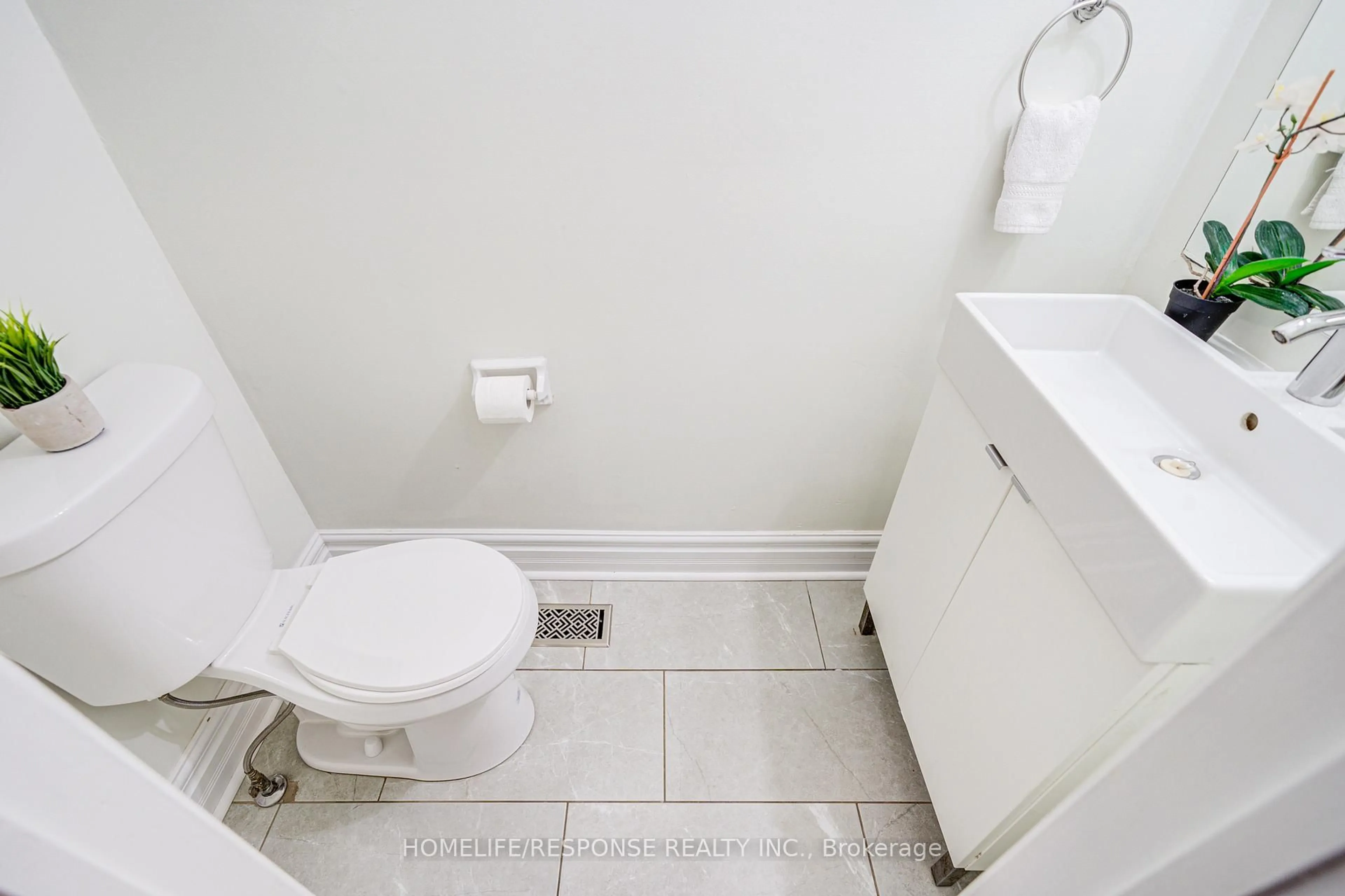 Standard bathroom, floor is not visible for 21 DAWSON Cres, Brampton Ontario L6V 3M5