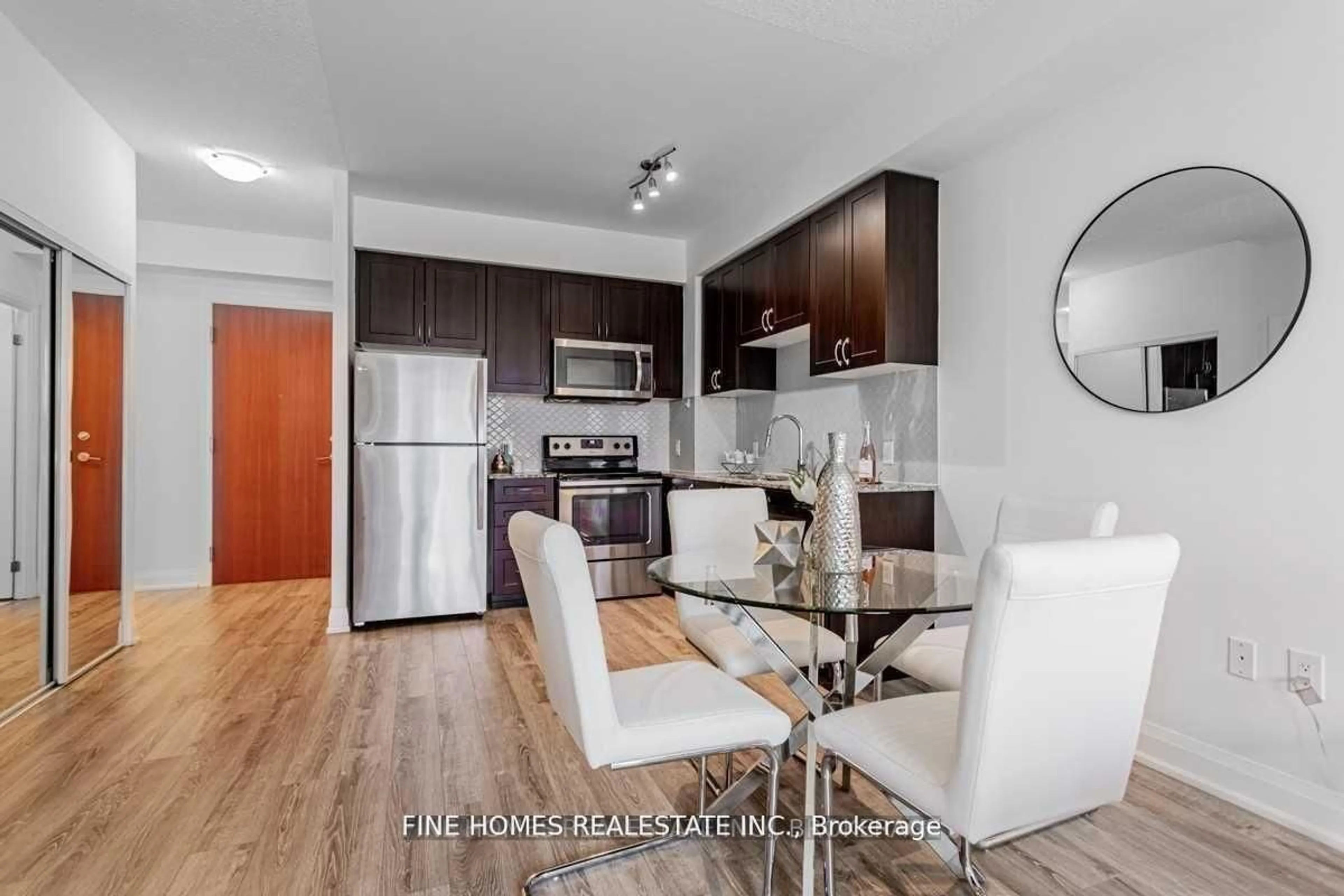 Open concept kitchen, wood/laminate floor for 2800 Keele St #514, Toronto Ontario M3M 2G4