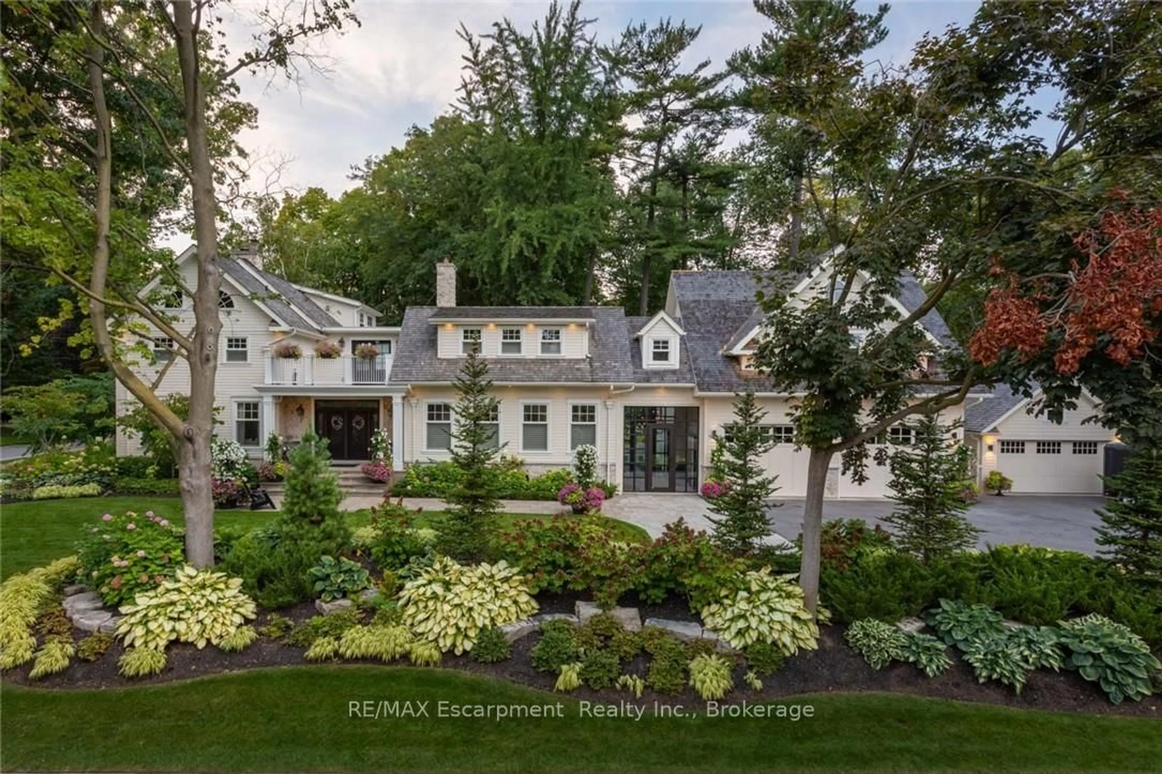 A pic from outside/outdoor area/front of a property/back of a property/a pic from drone, street for 347 EAST HART Cres, Burlington Ontario L7N 1P8