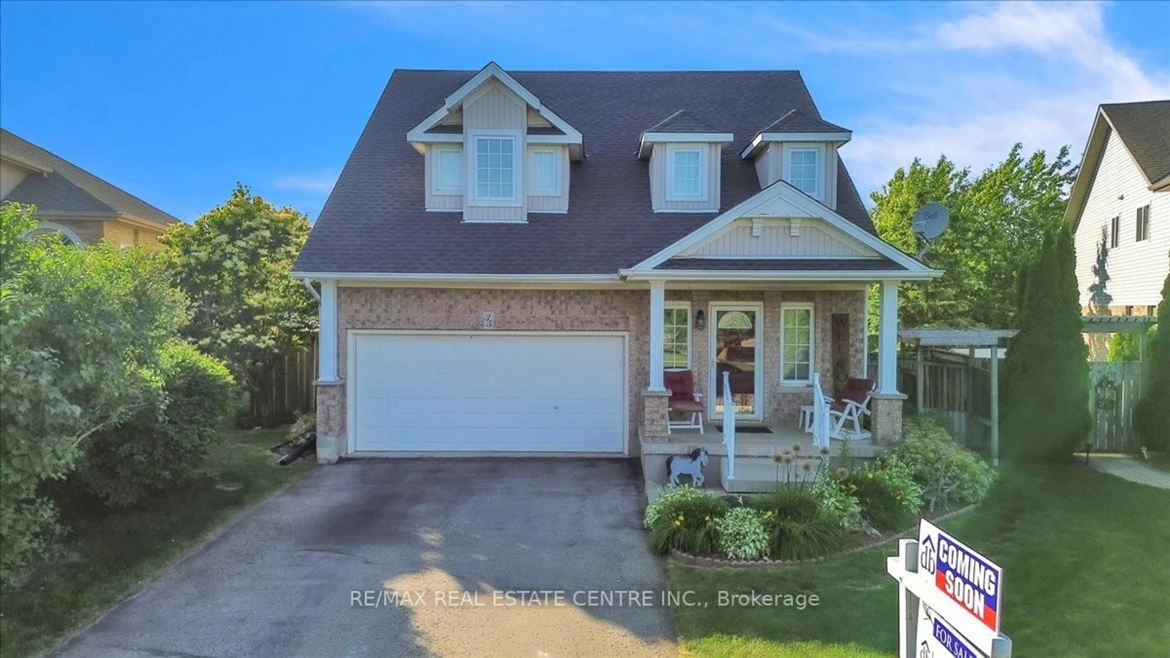 Home with vinyl exterior material, street for 35 Cameron Crt, Orangeville Ontario L9W 5G8