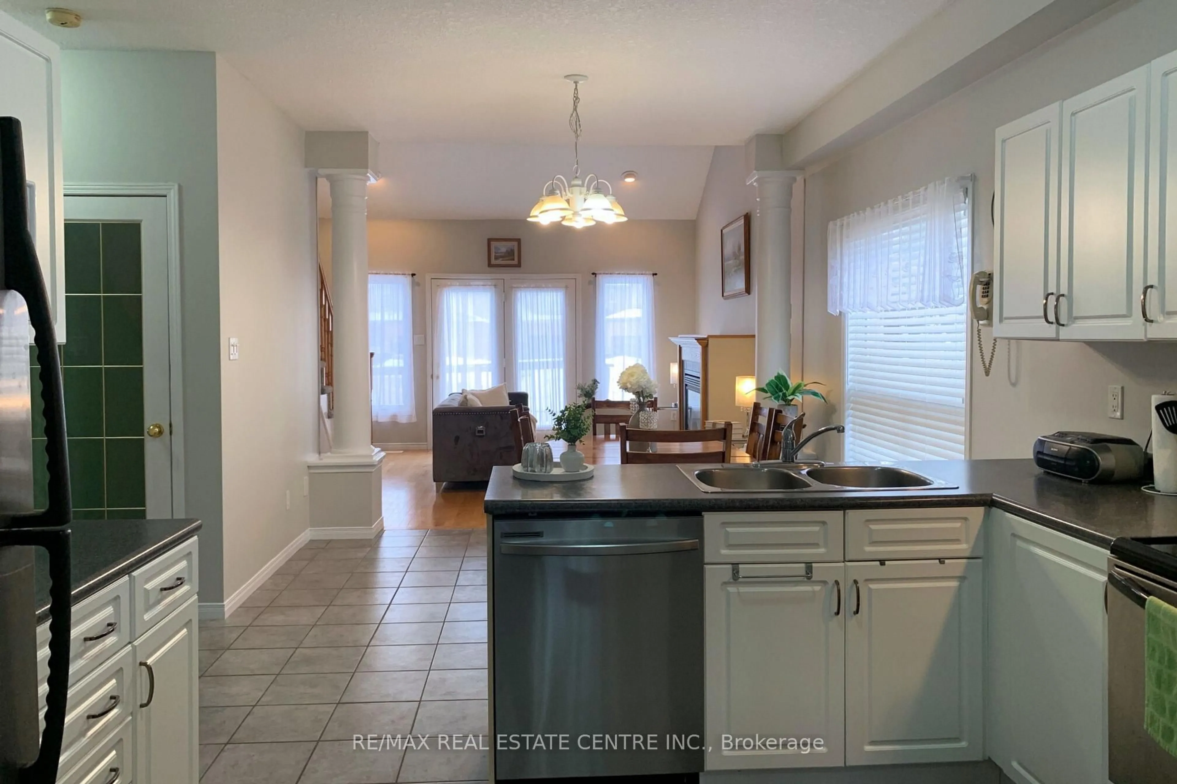 Open concept kitchen, ceramic/tile floor for 35 Cameron Crt, Orangeville Ontario L9W 5G8