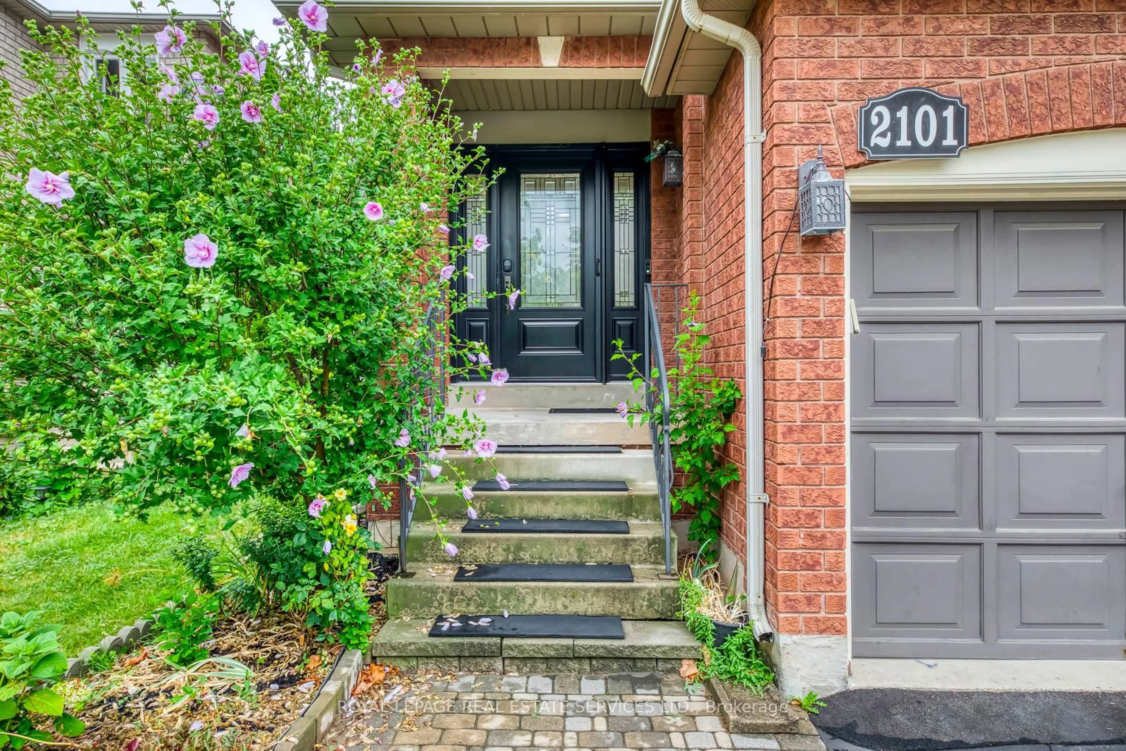 Home with brick exterior material, street for 2101 Shady Glen Rd, Oakville Ontario L6M 3P1