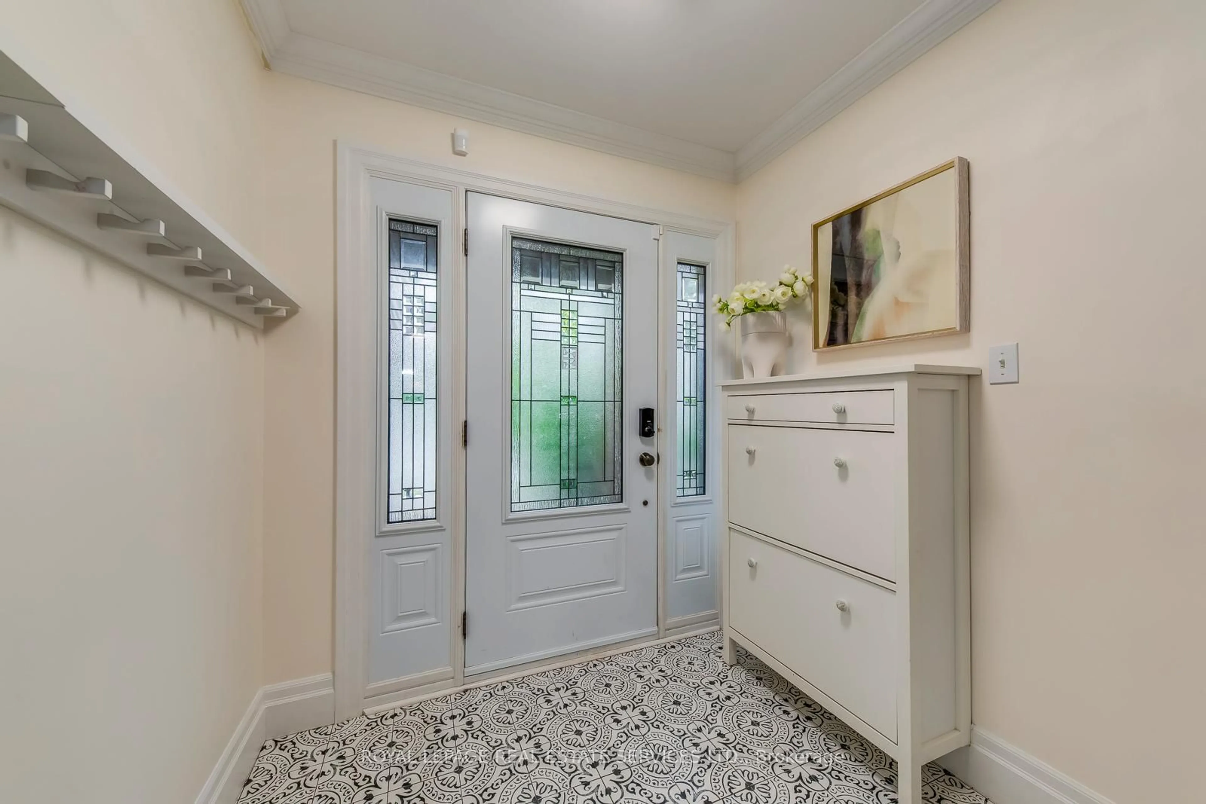 Indoor entryway for 2101 Shady Glen Rd, Oakville Ontario L6M 3P1