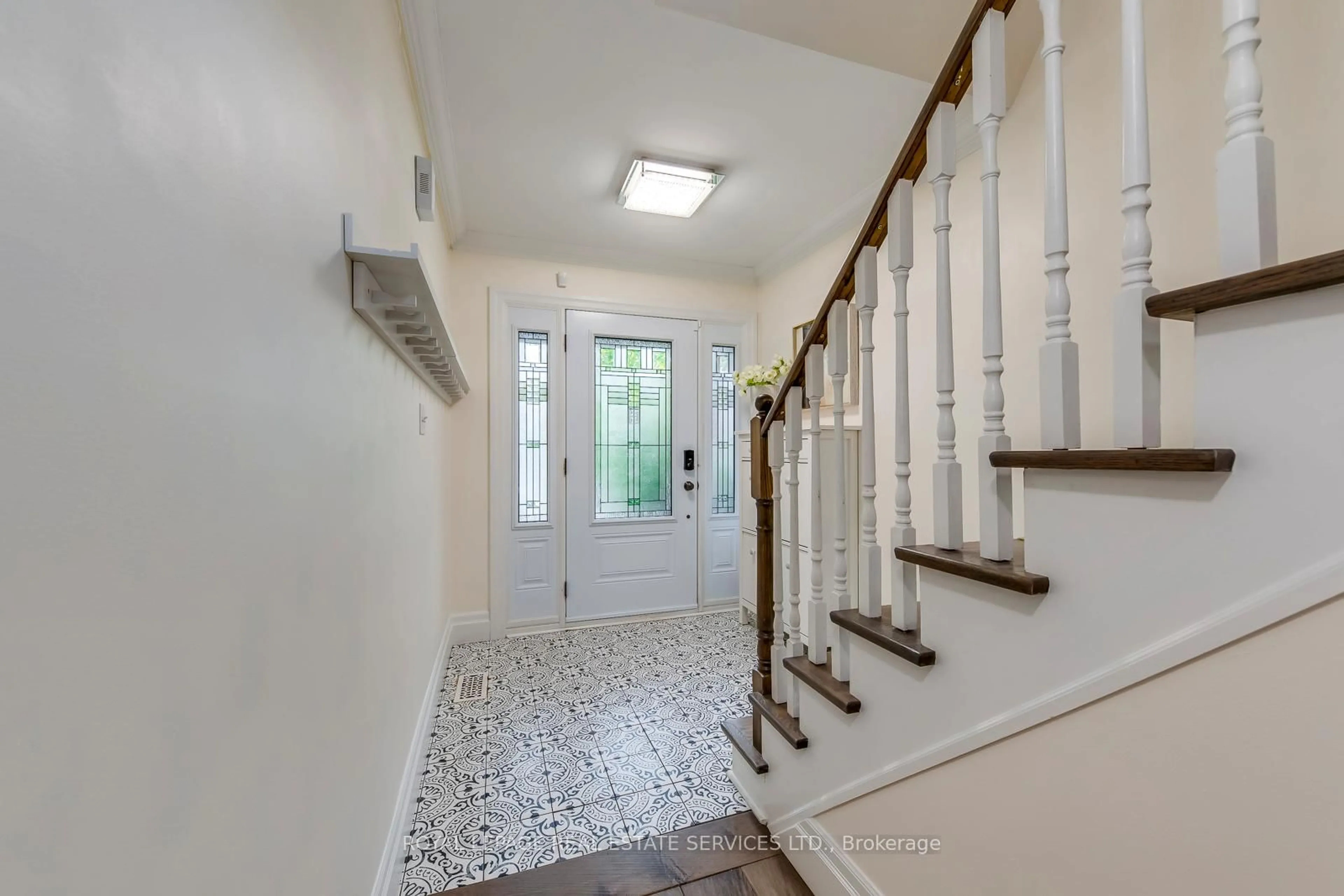 Indoor entryway for 2101 Shady Glen Rd, Oakville Ontario L6M 3P1
