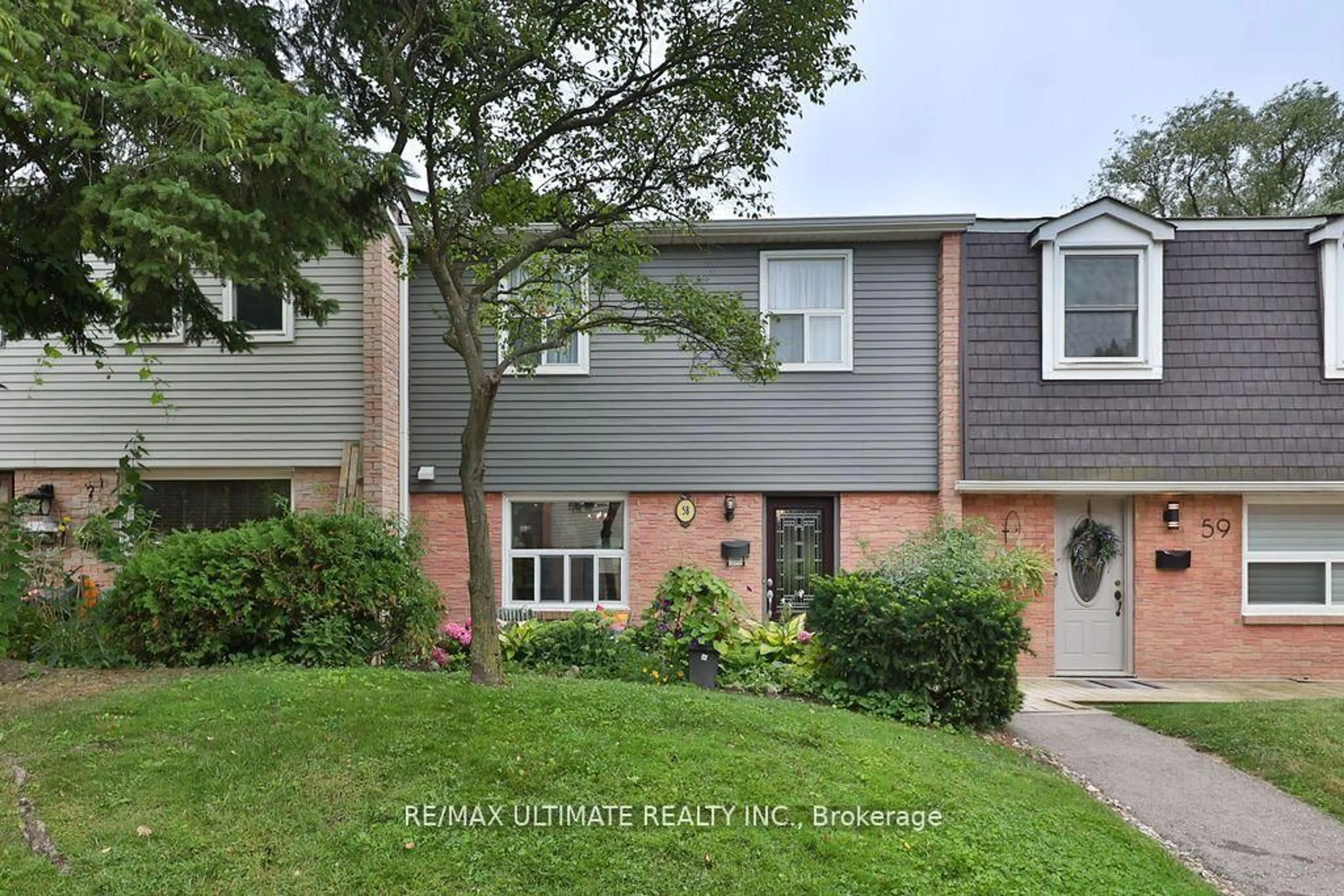 Home with vinyl exterior material, street for 1050 Shawnmarr Rd #58, Mississauga Ontario L5H 3V1