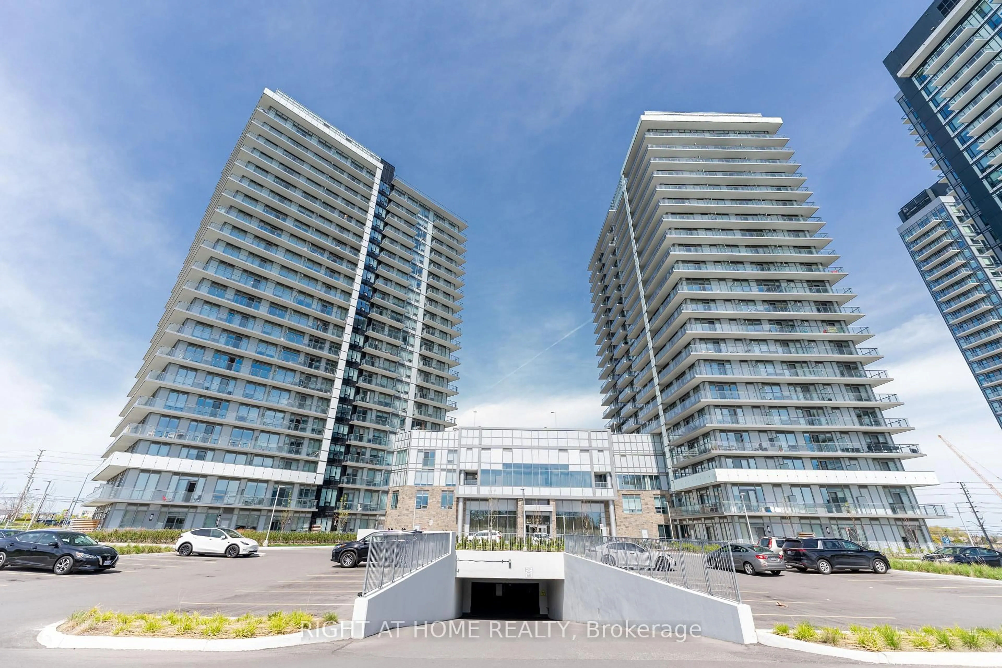 Indoor foyer for 4655 Metcalfe Ave #207, Mississauga Ontario L5M 0Z7