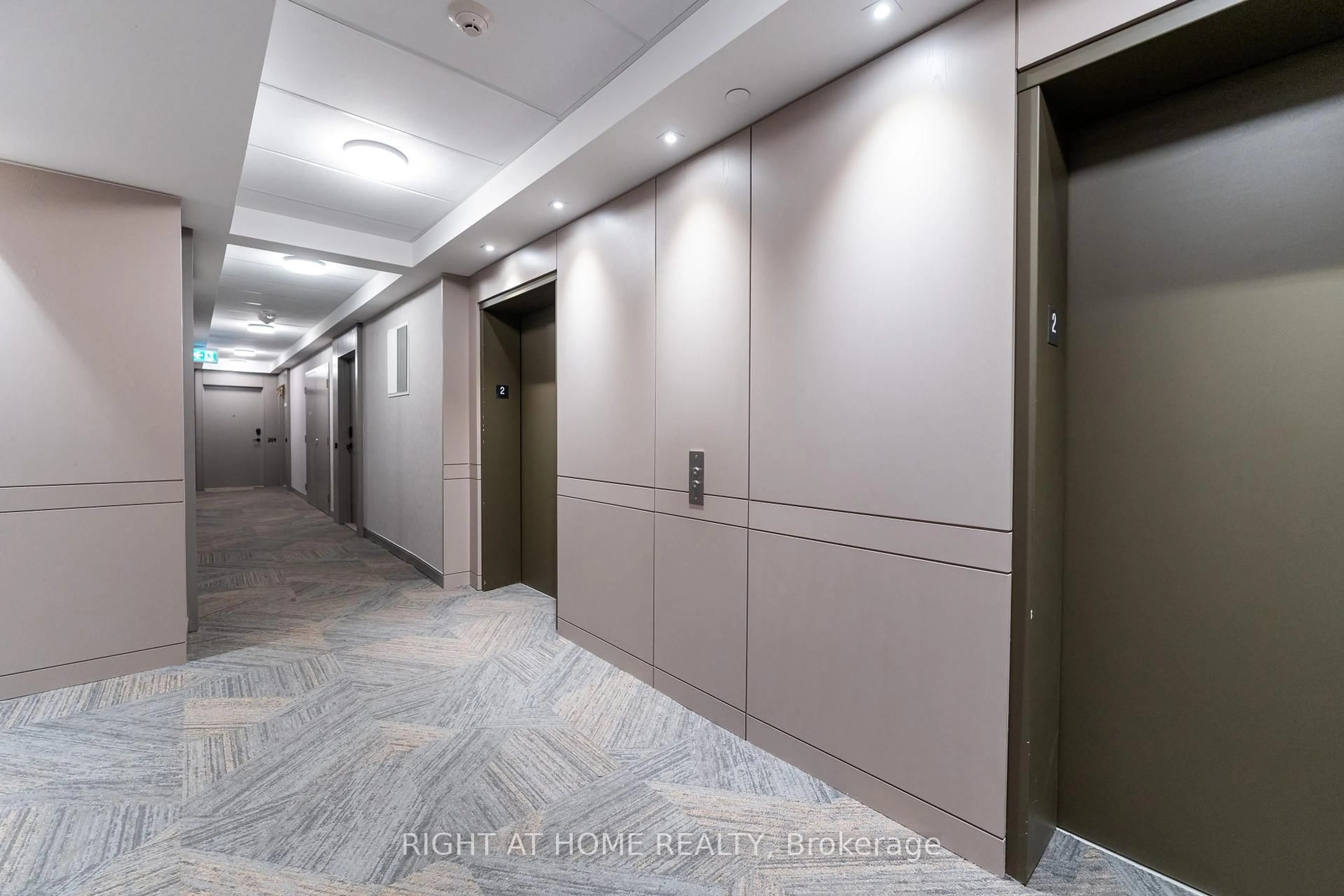 Indoor foyer for 4655 Metcalfe Ave #207, Mississauga Ontario L5M 0Z7