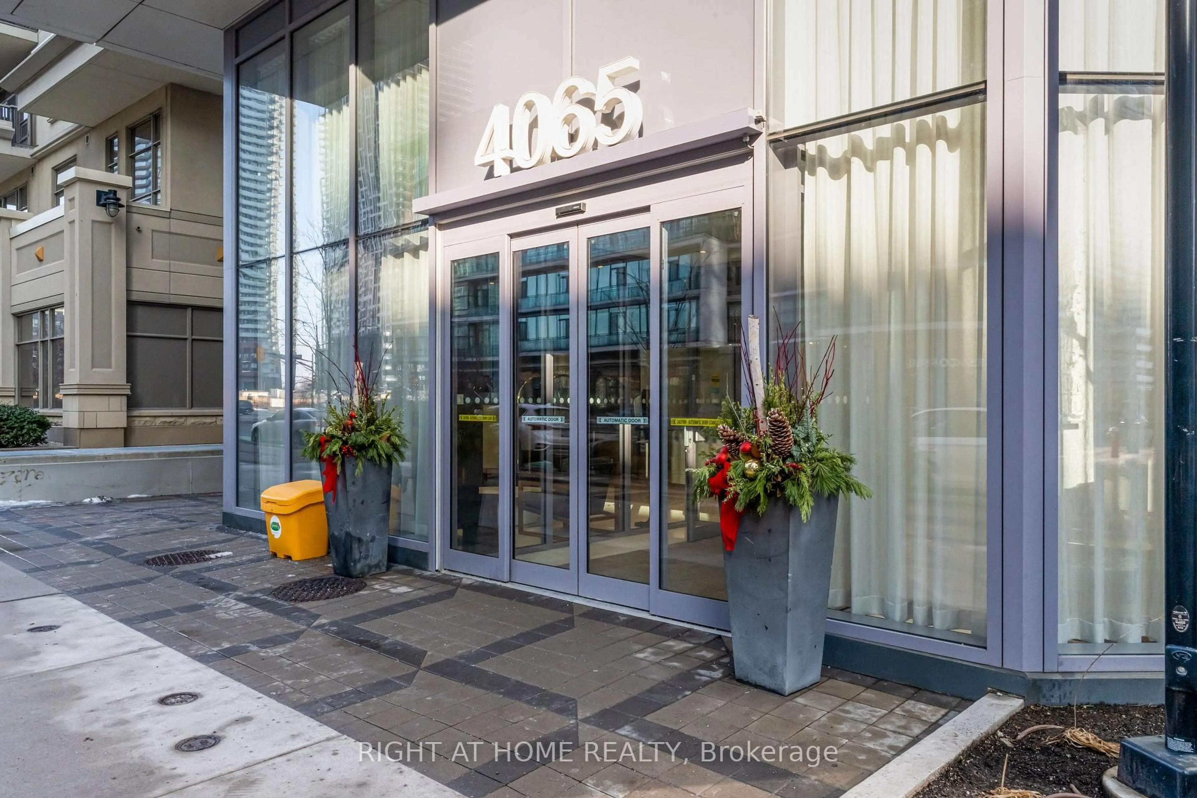 Indoor foyer for 4065 Confederation Pkwy #2811, Mississauga Ontario L5B 0L4