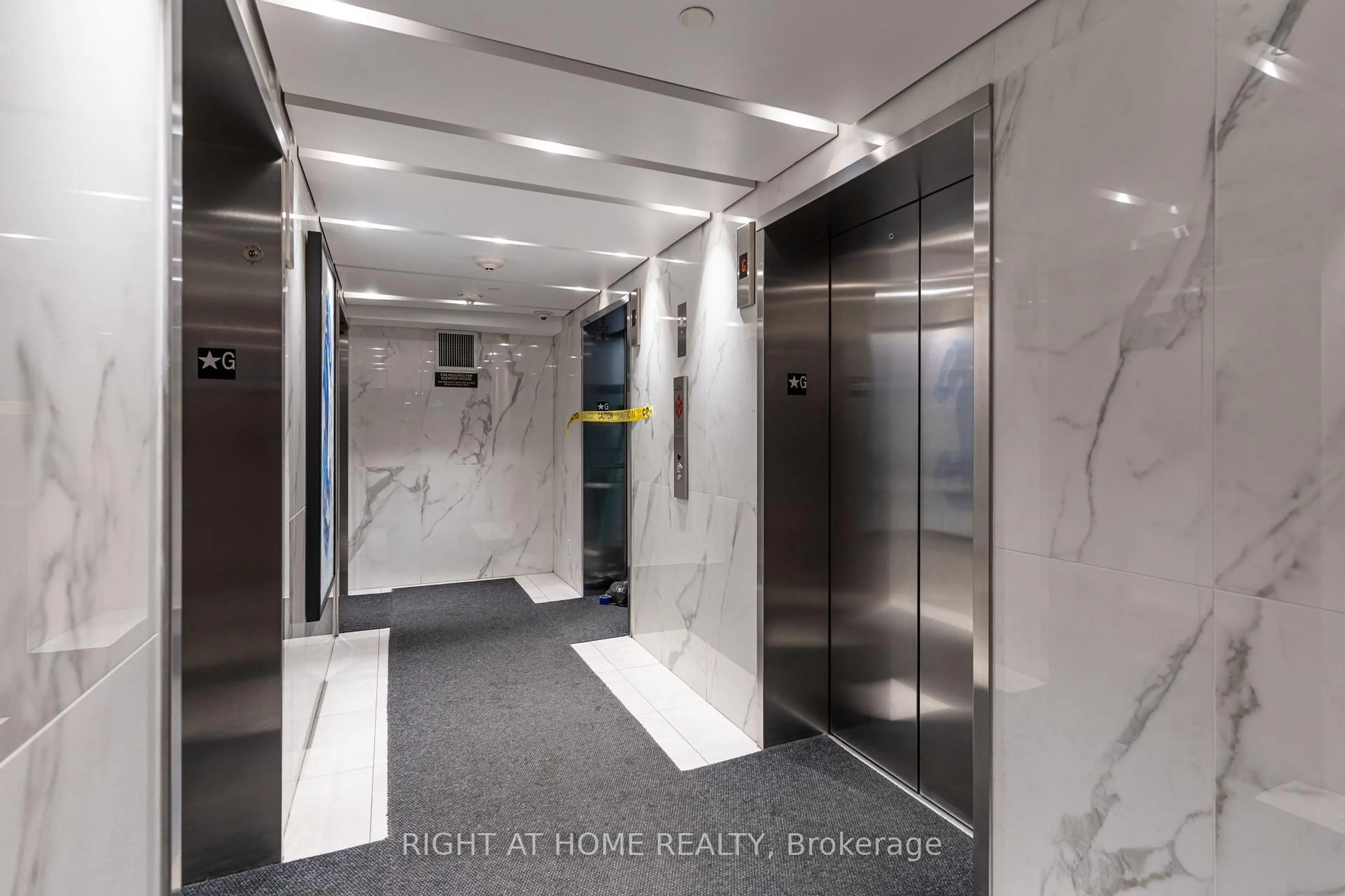 Indoor foyer for 4065 Confederation Pkwy #2811, Mississauga Ontario L5B 0L4