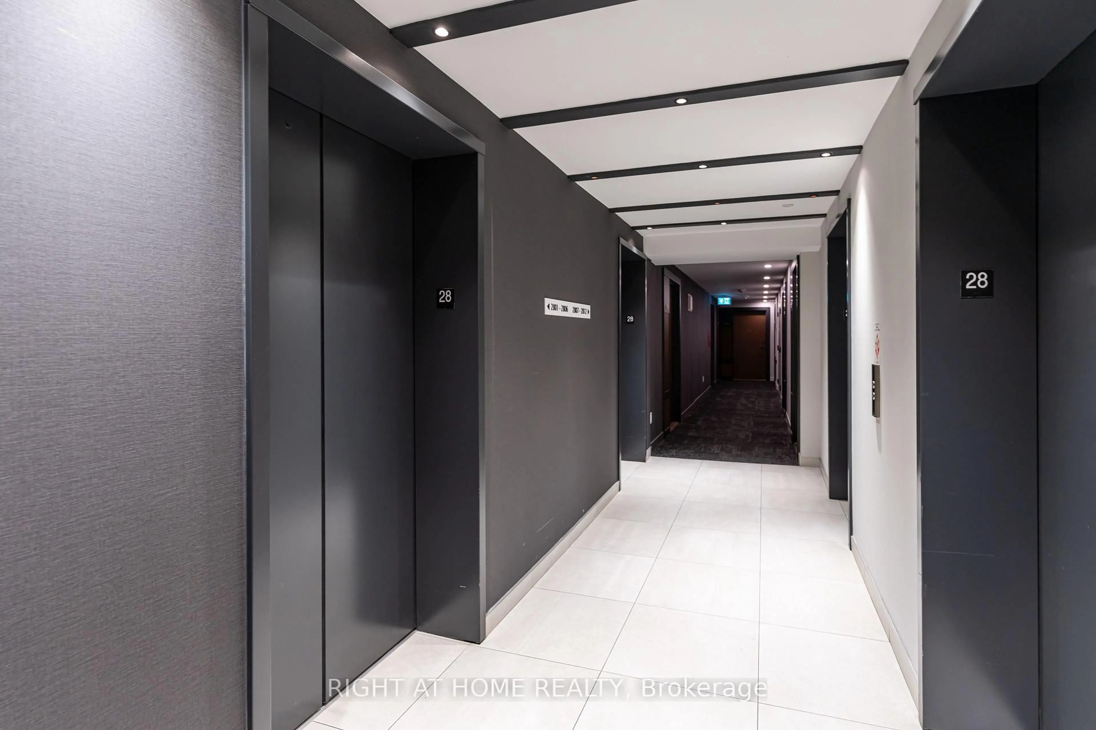 Indoor foyer for 4065 Confederation Pkwy #2811, Mississauga Ontario L5B 0L4