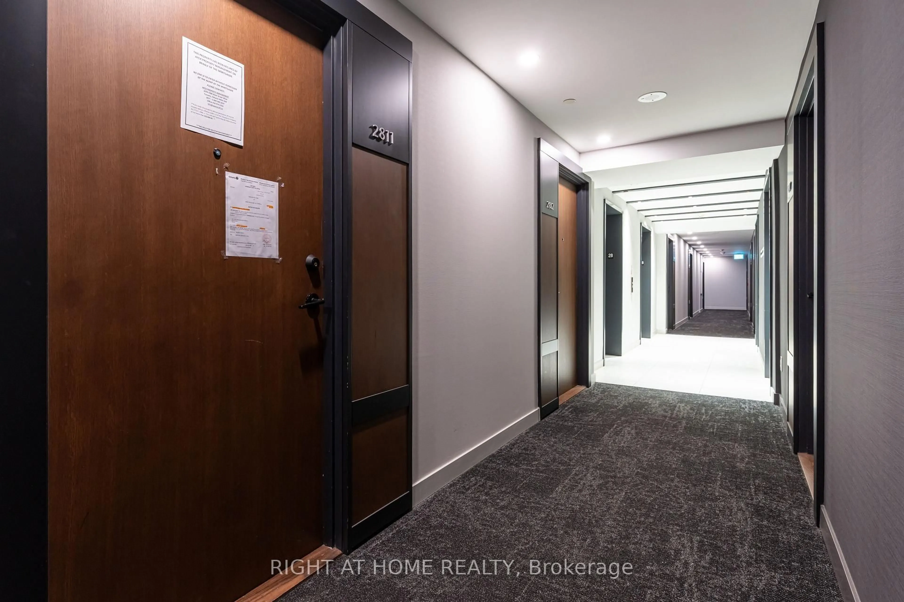 Indoor foyer for 4065 Confederation Pkwy #2811, Mississauga Ontario L5B 0L4