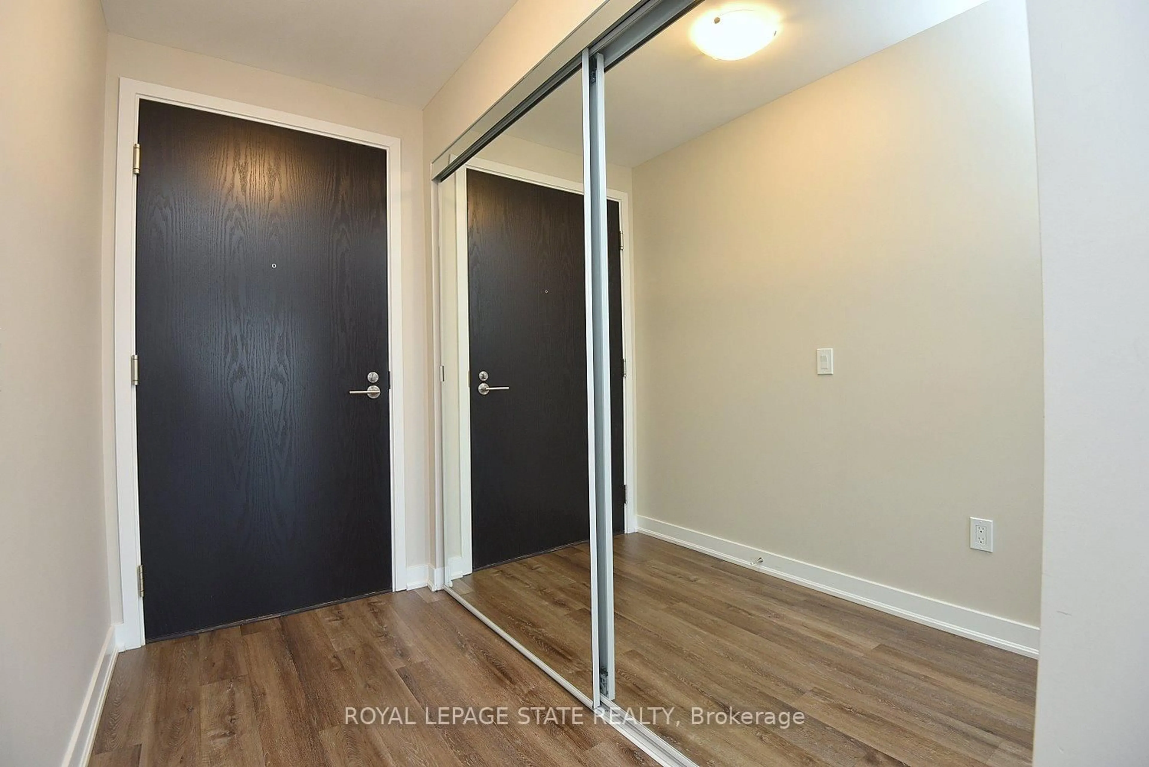 Indoor entryway for 2007 James St #1301, Burlington Ontario L7R 0G7