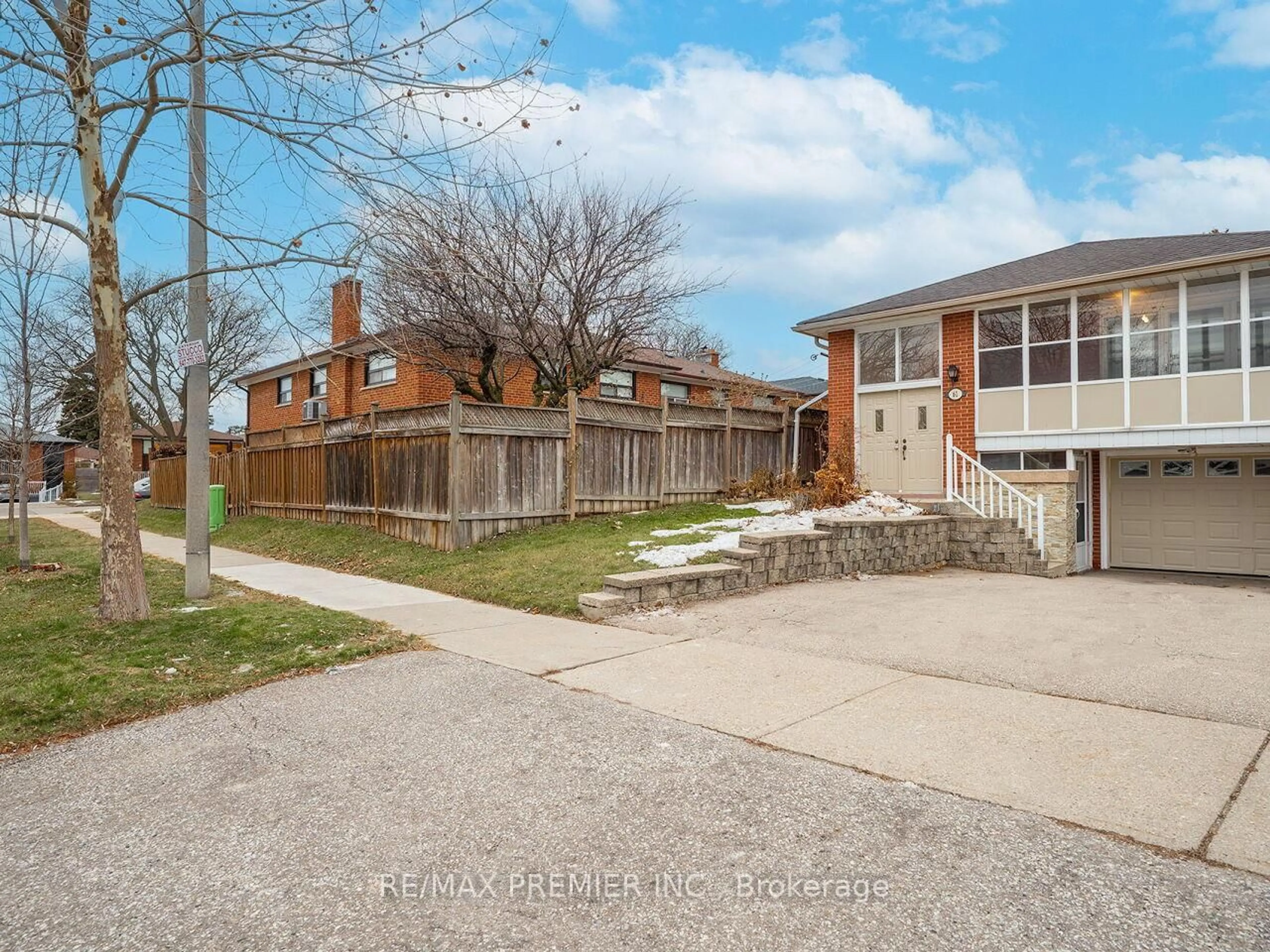 A pic from outside/outdoor area/front of a property/back of a property/a pic from drone, street for 61 Rockbank Cres, Toronto Ontario M9M 1L1