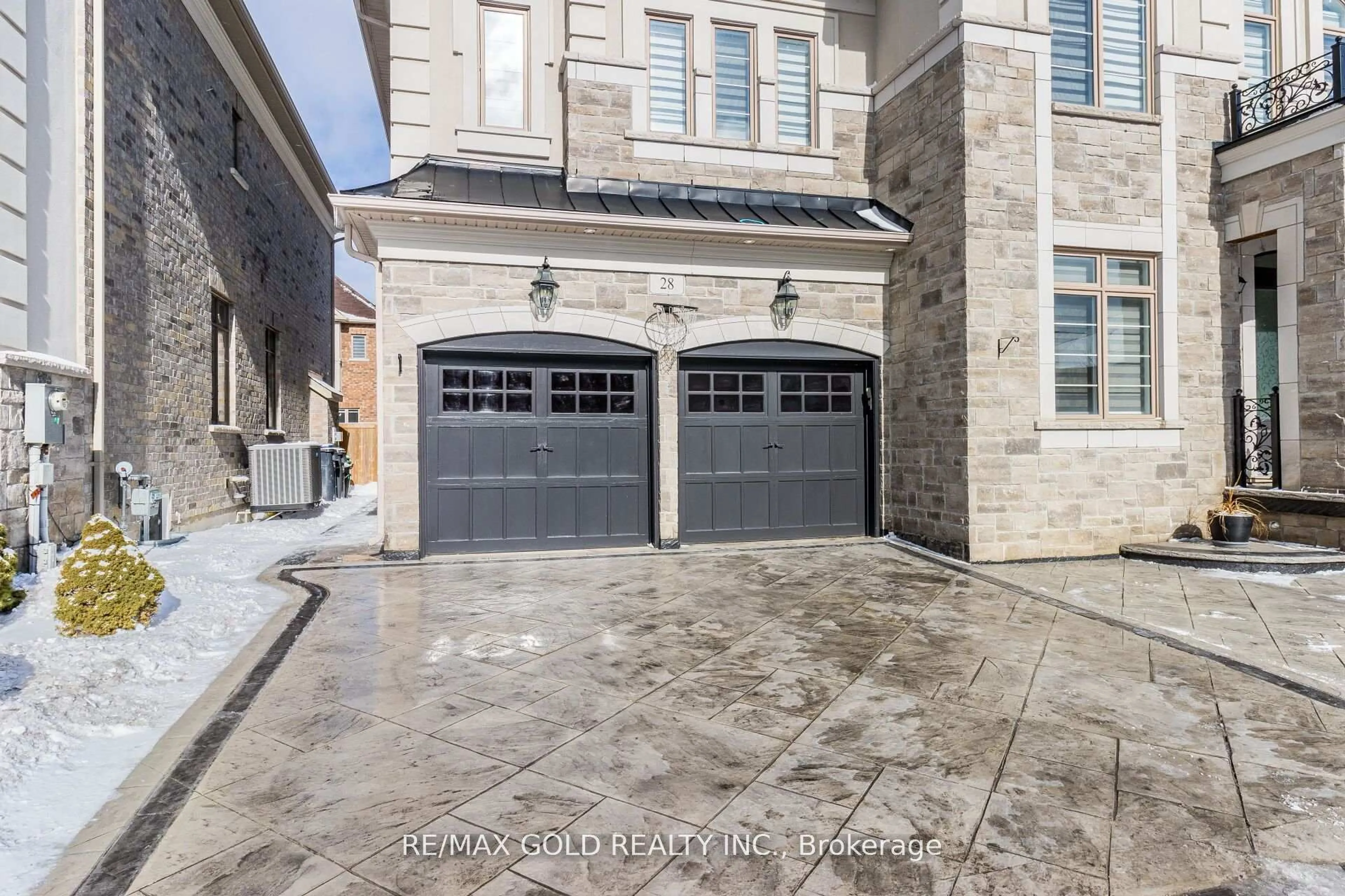 Indoor garage for 28 Cloverhaven Rd, Brampton Ontario L6P 4E4