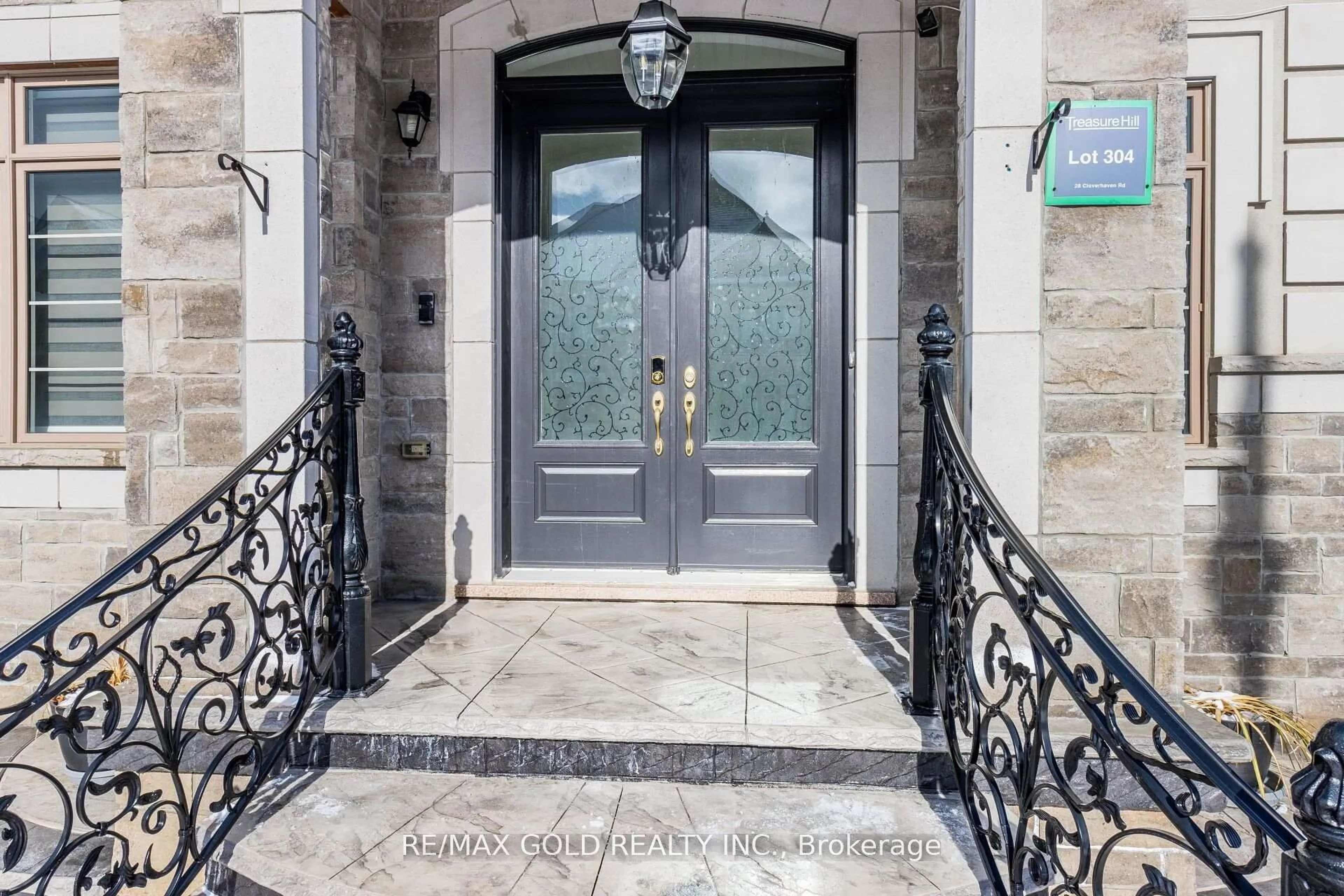 Indoor entryway for 28 Cloverhaven Rd, Brampton Ontario L6P 4E4