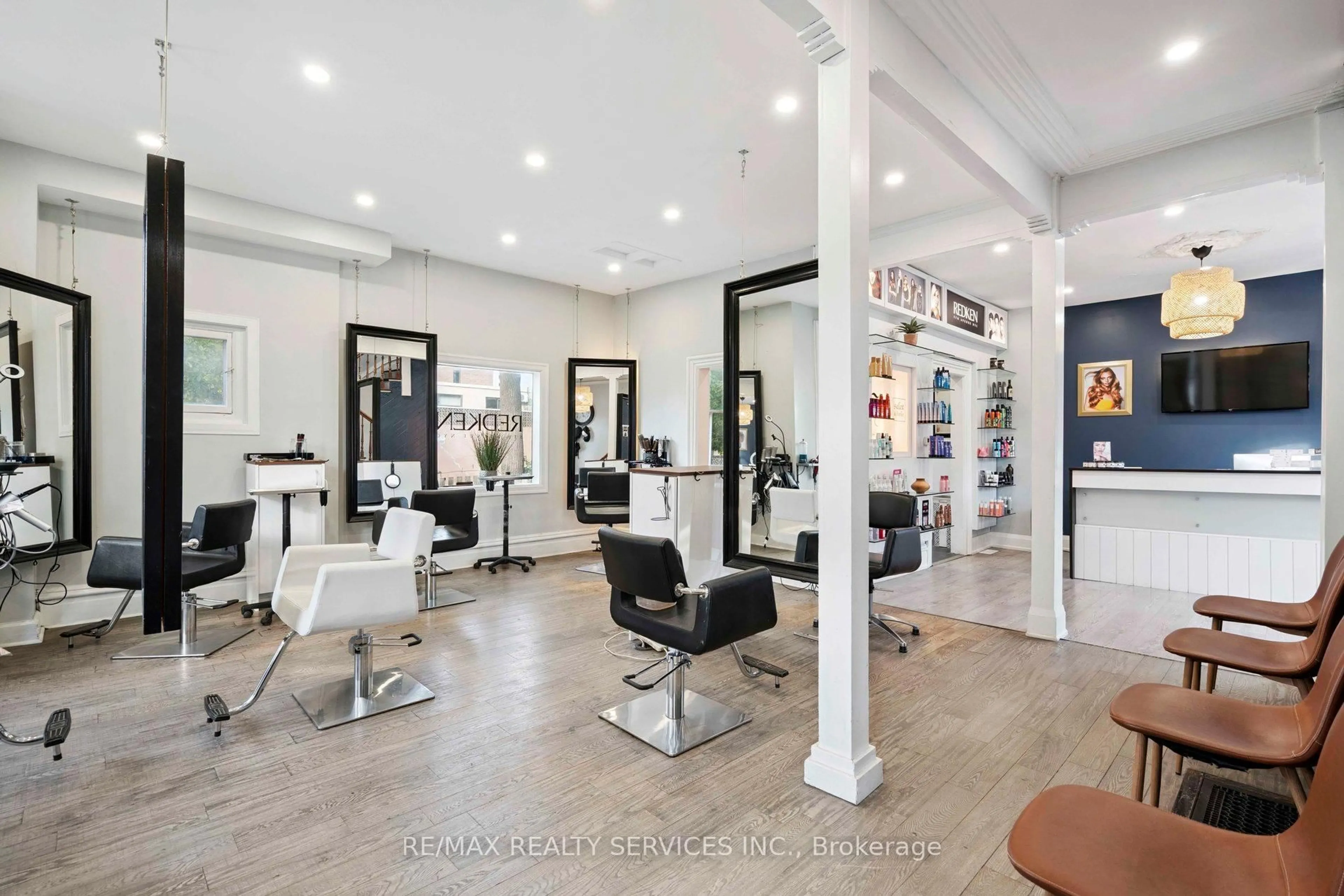 A pic of a room for 127 Queen St, Brampton Ontario L6Y 1M3