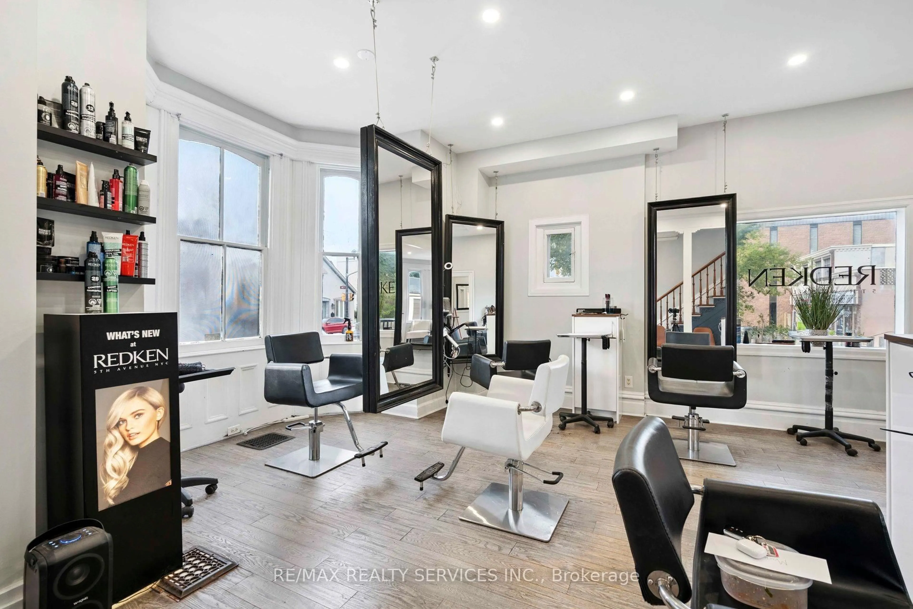 A pic of a room for 127 Queen St, Brampton Ontario L6Y 1M3