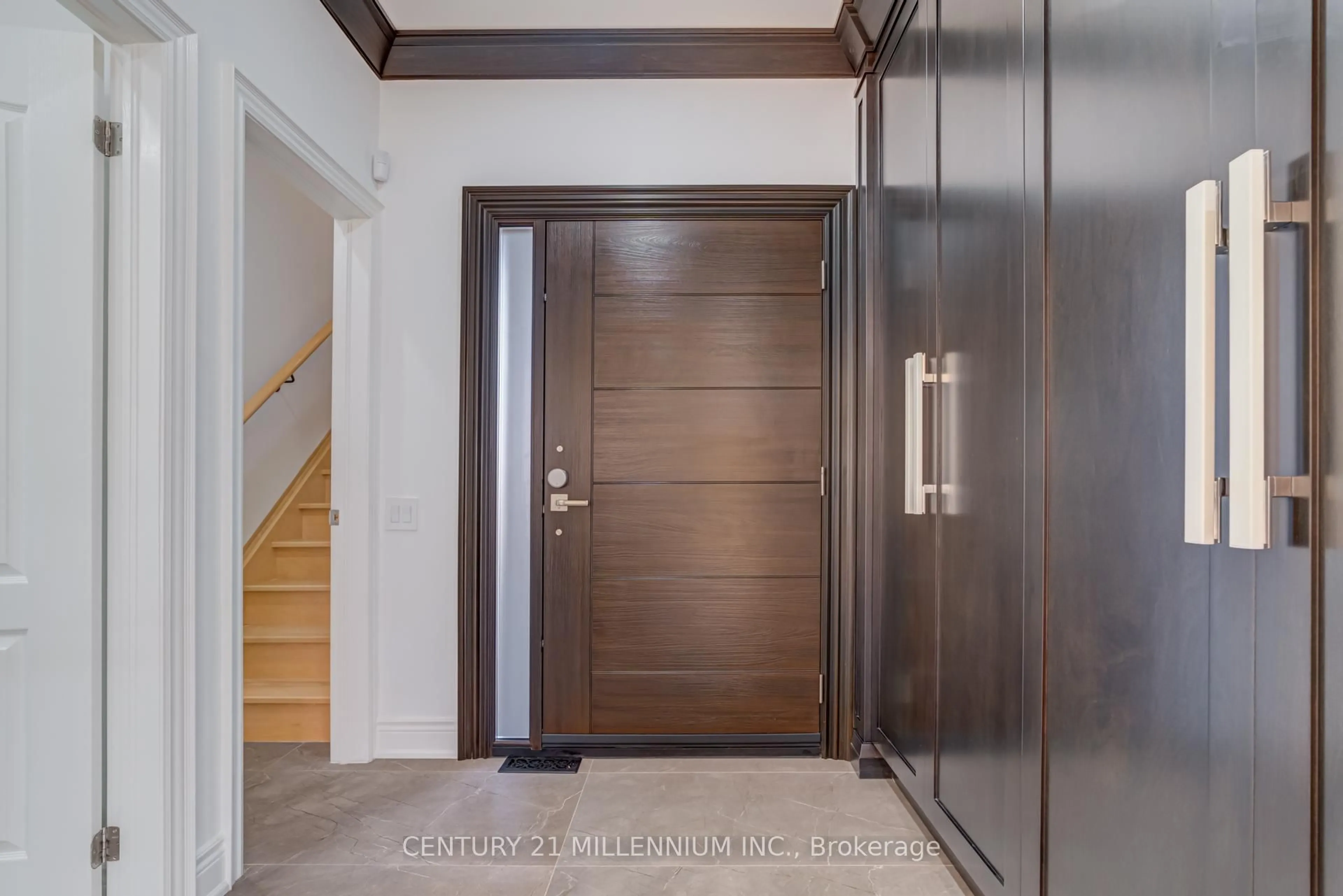 Indoor foyer for 5230 Creditview Rd, Mississauga Ontario L6W 2B3