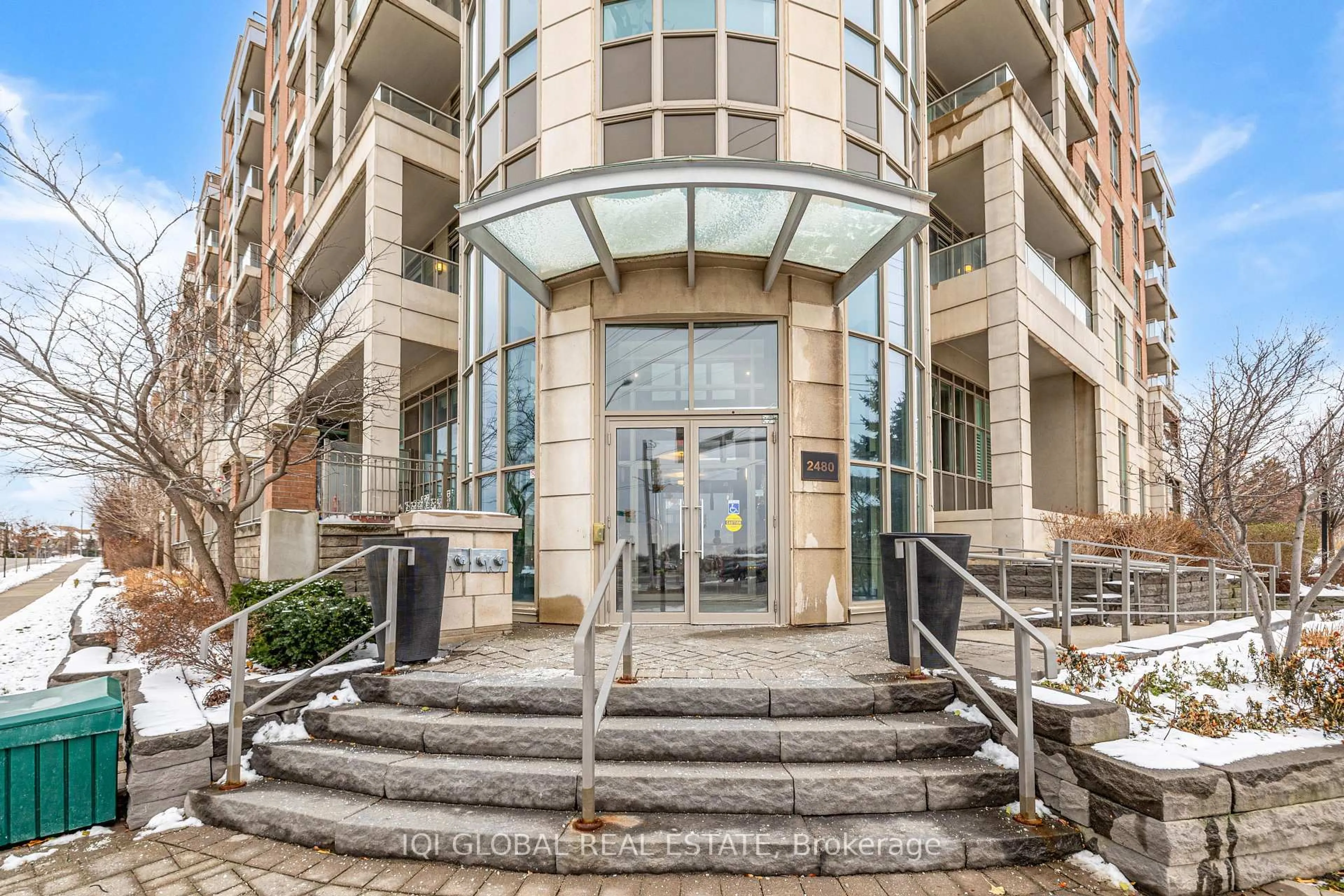 Indoor foyer for 2480 Prince Michael Dr #221, Oakville Ontario L6H 0H1