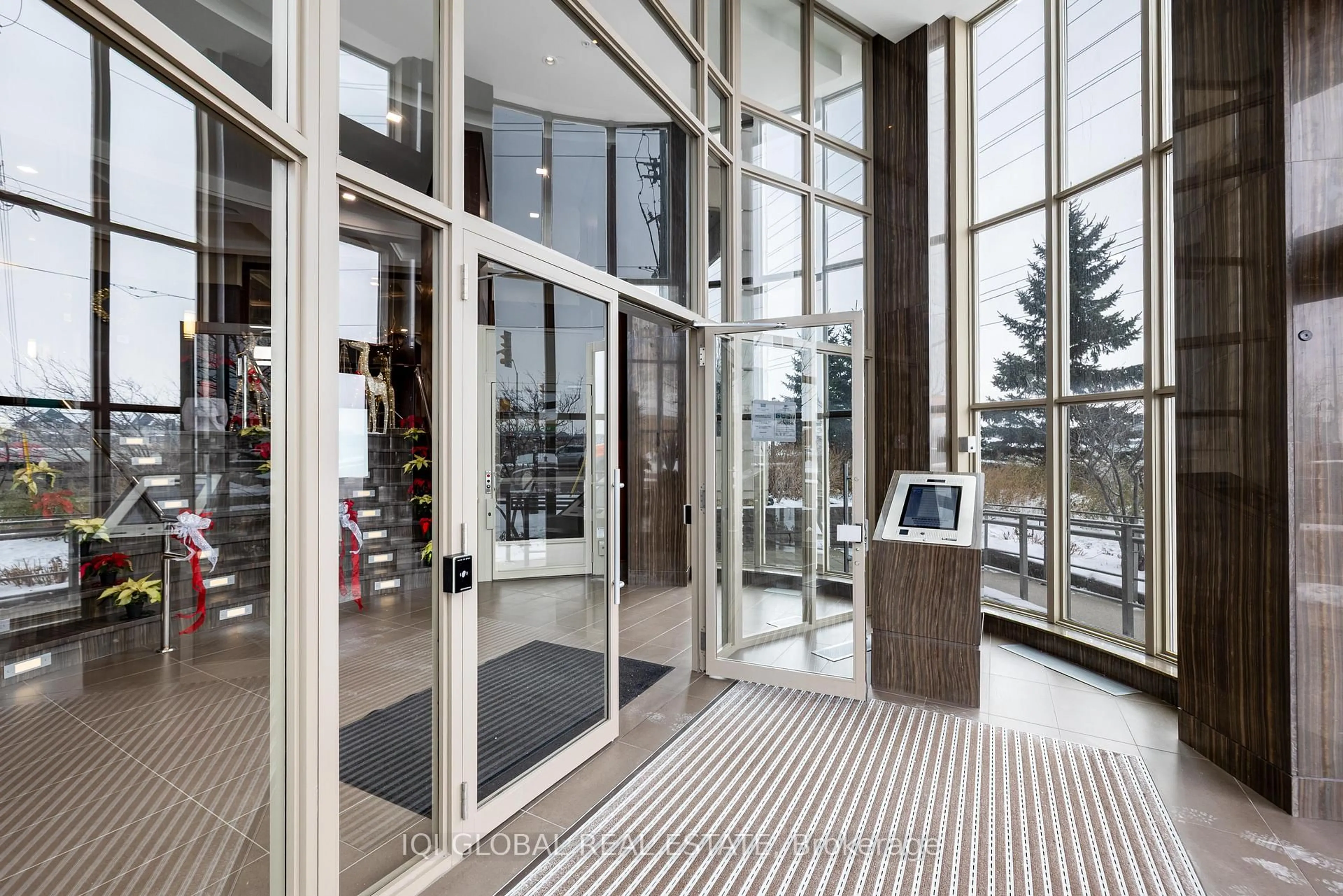 Indoor foyer for 2480 Prince Michael Dr #221, Oakville Ontario L6H 0H1