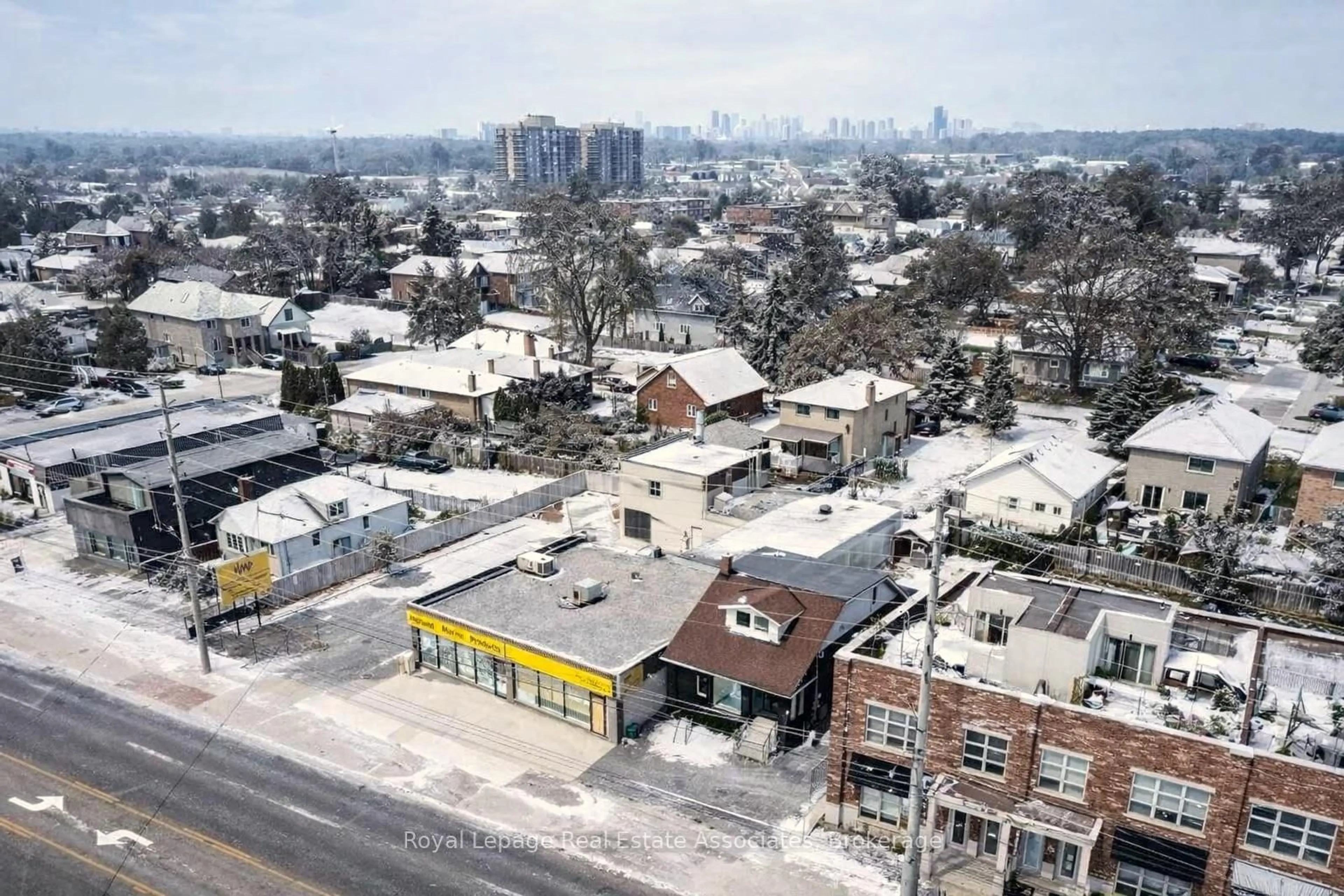A pic from outside/outdoor area/front of a property/back of a property/a pic from drone, street for 881 Lakeshore Rd, Mississauga Ontario L5E 1E2