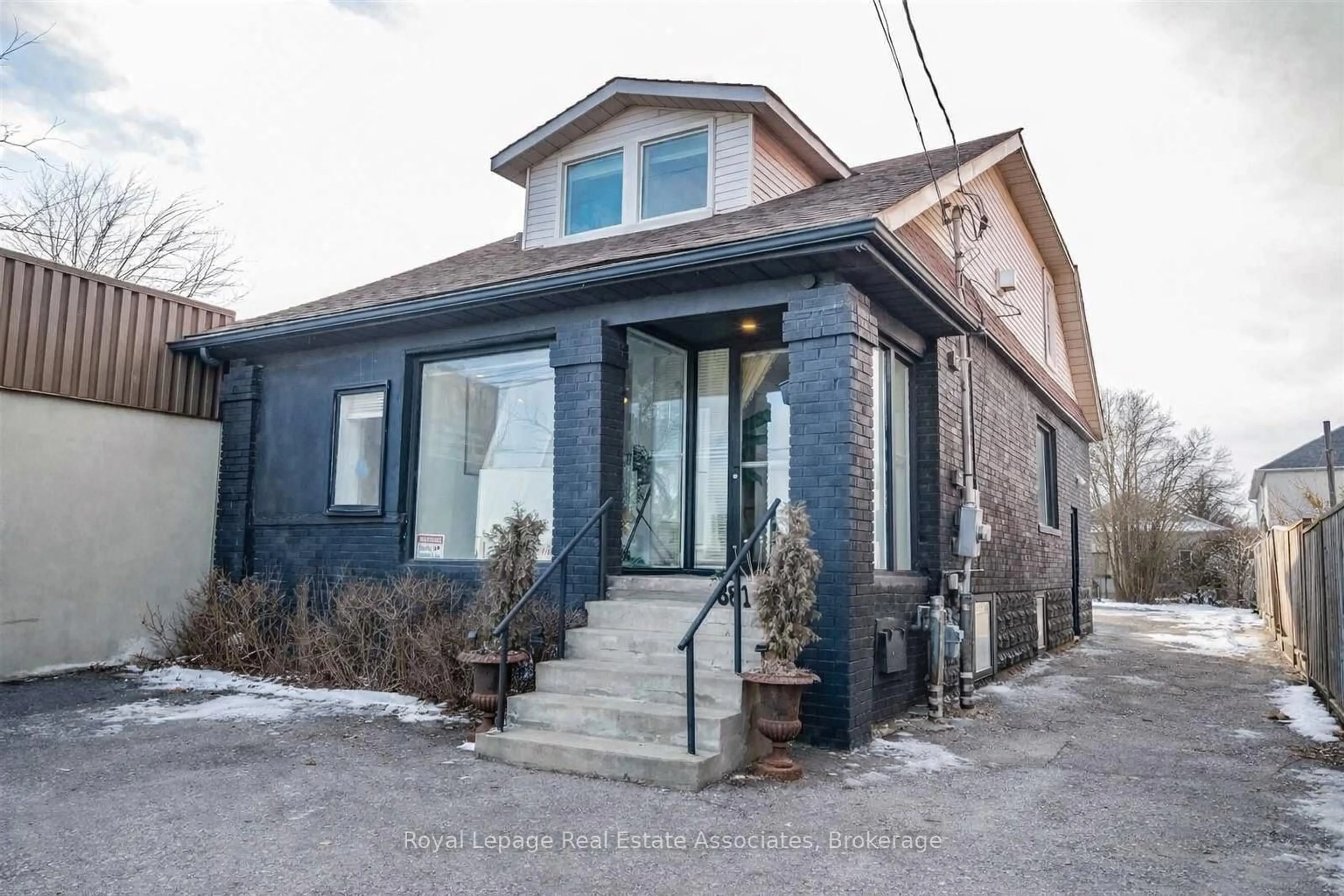 Home with brick exterior material, street for 881 Lakeshore Rd, Mississauga Ontario L5E 1E2