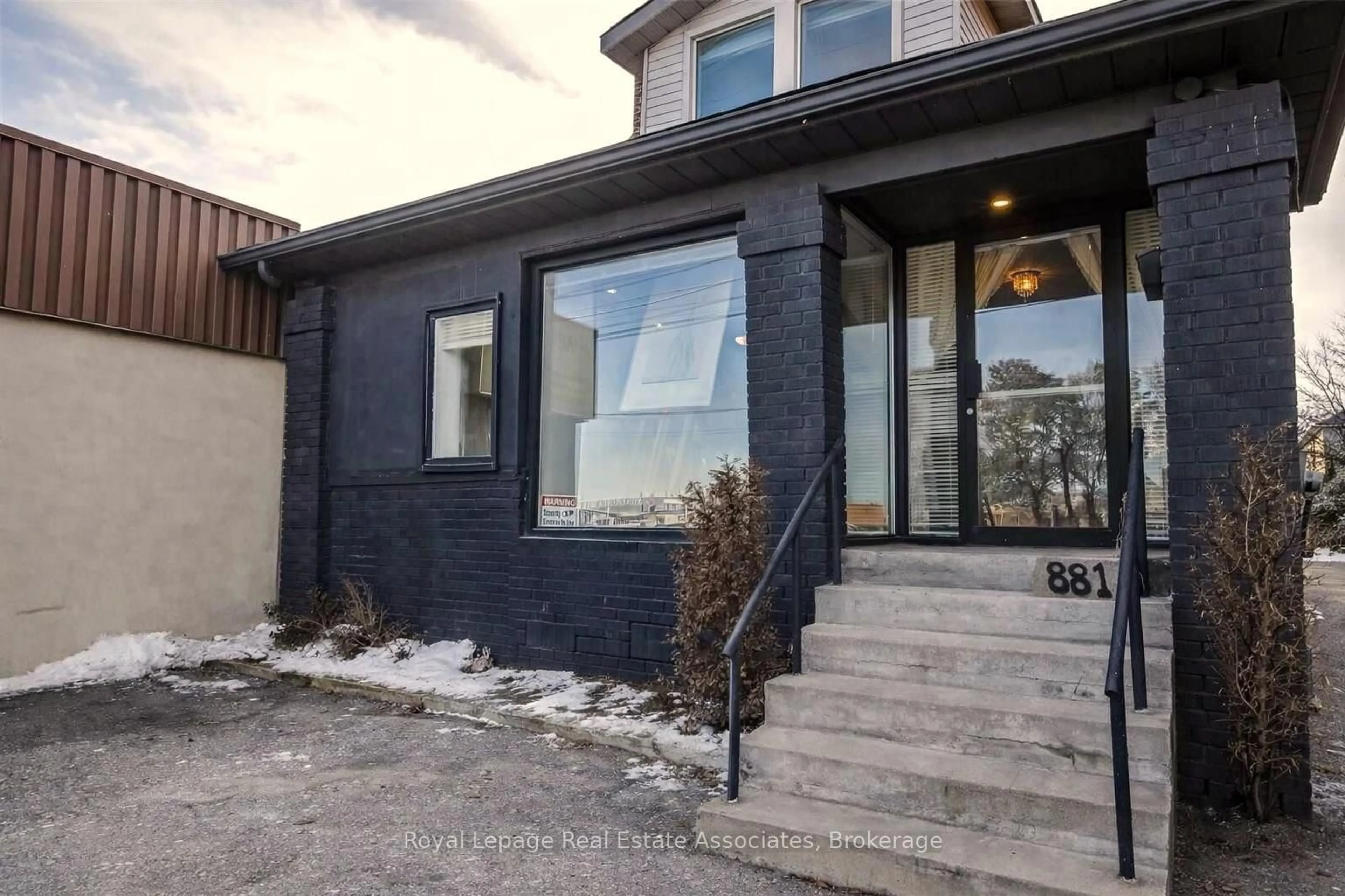 Home with brick exterior material, street for 881 Lakeshore Rd, Mississauga Ontario L5E 1E2