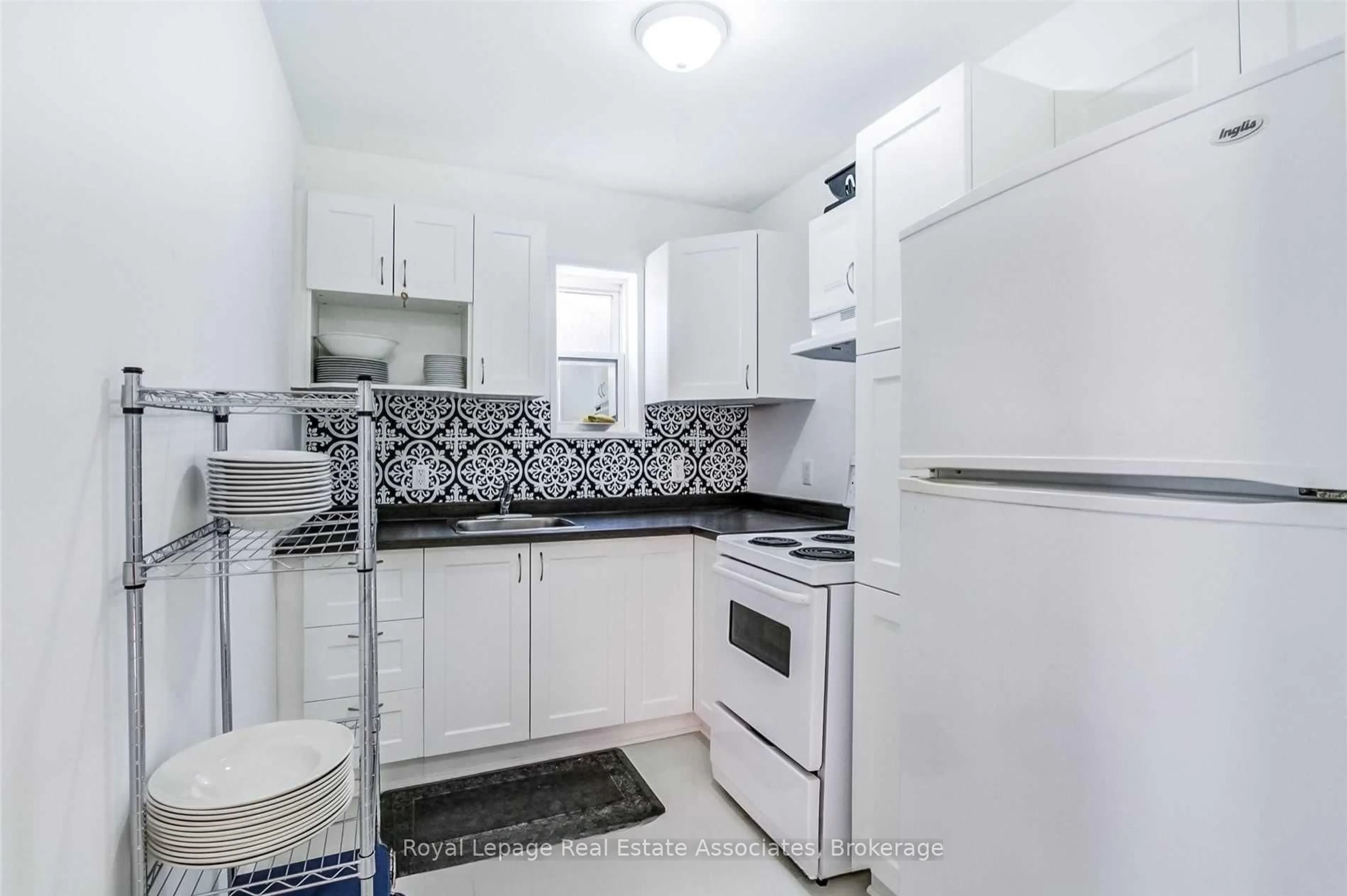 Standard kitchen, ceramic/tile floor for 881 Lakeshore Rd, Mississauga Ontario L5E 1E2