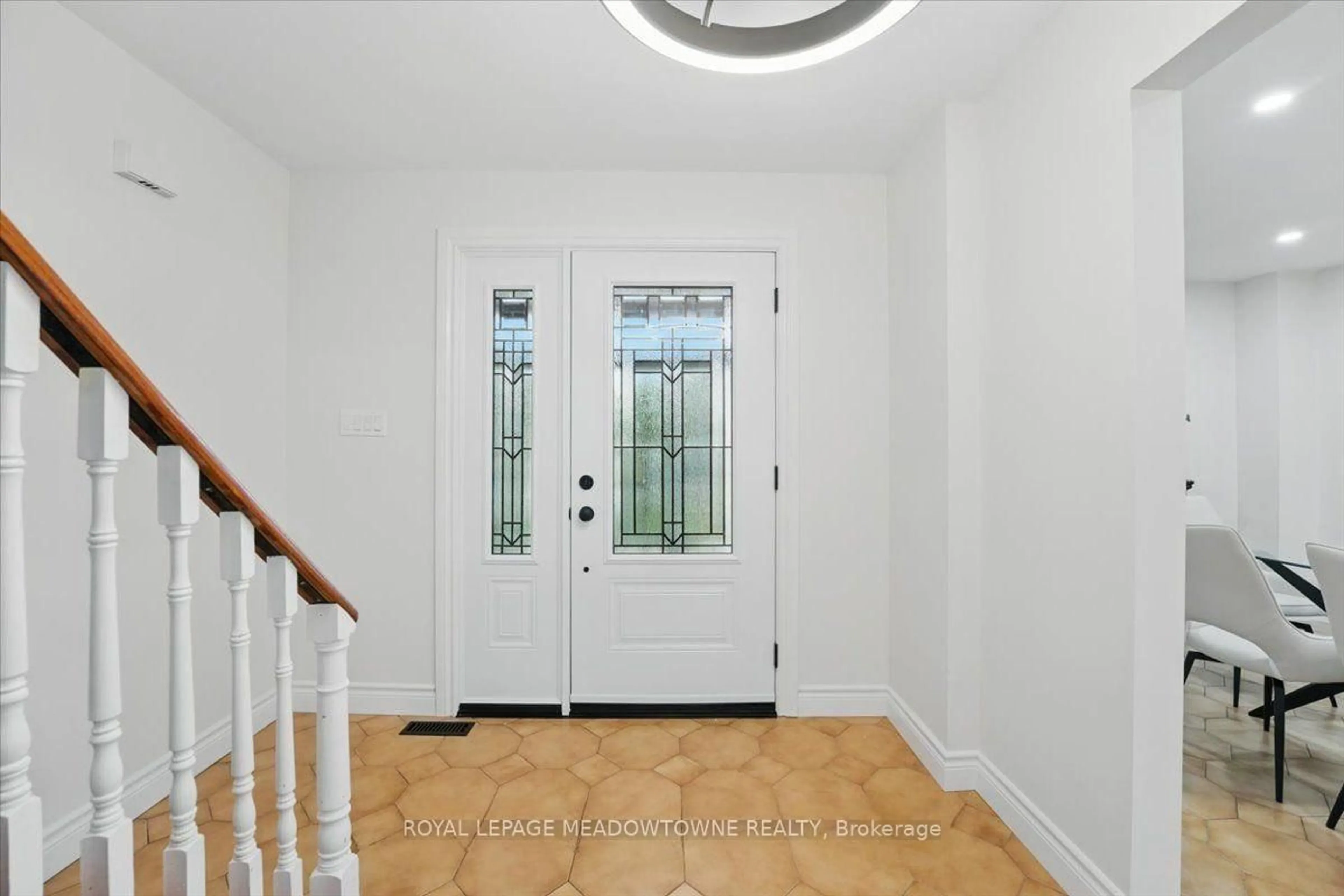 Indoor entryway for 6486 Edenwood Dr, Mississauga Ontario L5N 3K1