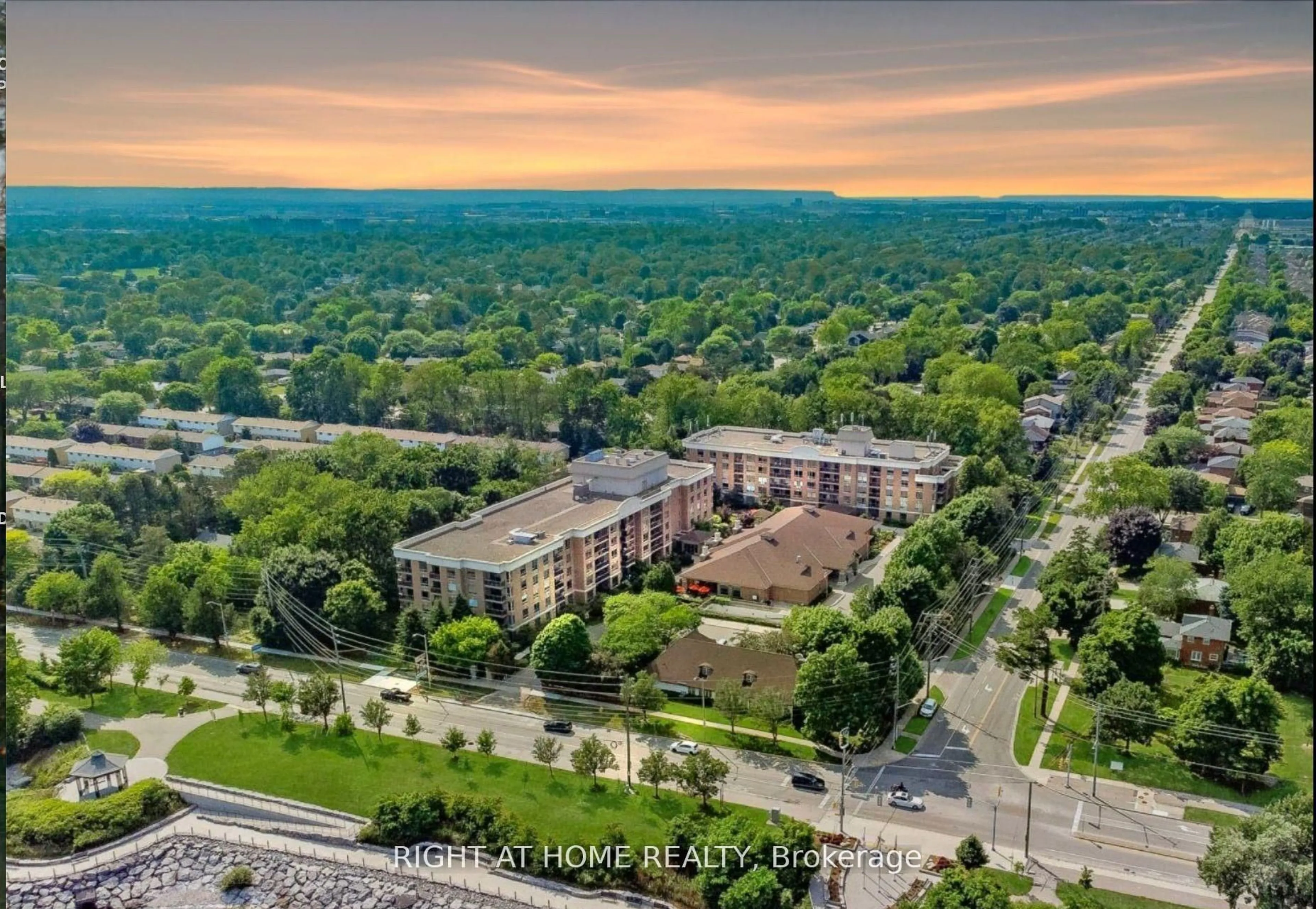 A pic from outside/outdoor area/front of a property/back of a property/a pic from drone, city buildings view from balcony for 100 Burloak Dr #1301, Burlington Ontario L7L 6P6