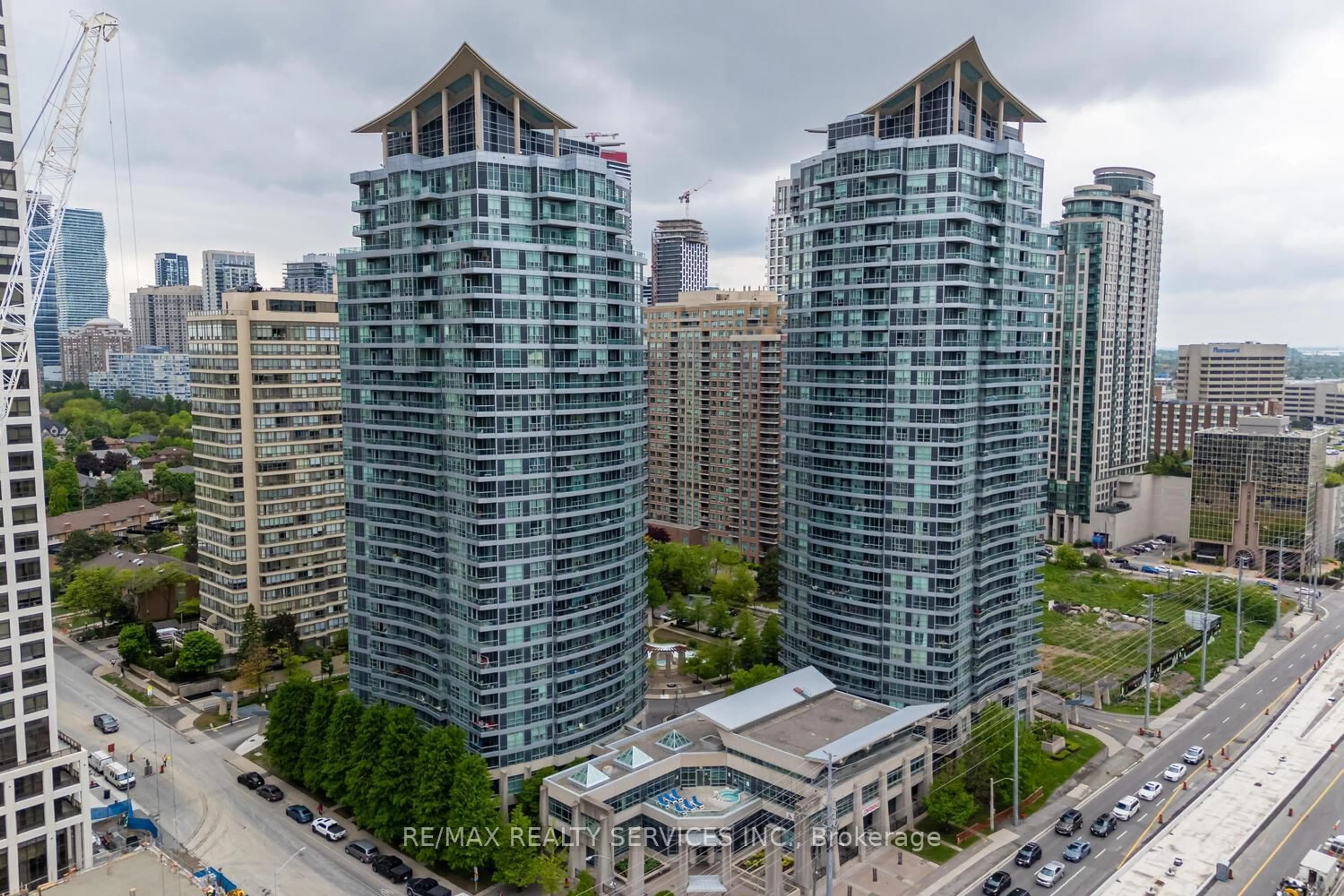 A pic from outside/outdoor area/front of a property/back of a property/a pic from drone, city buildings view from balcony for 33 Elm Dr #1403, Mississauga Ontario L5B 4M2