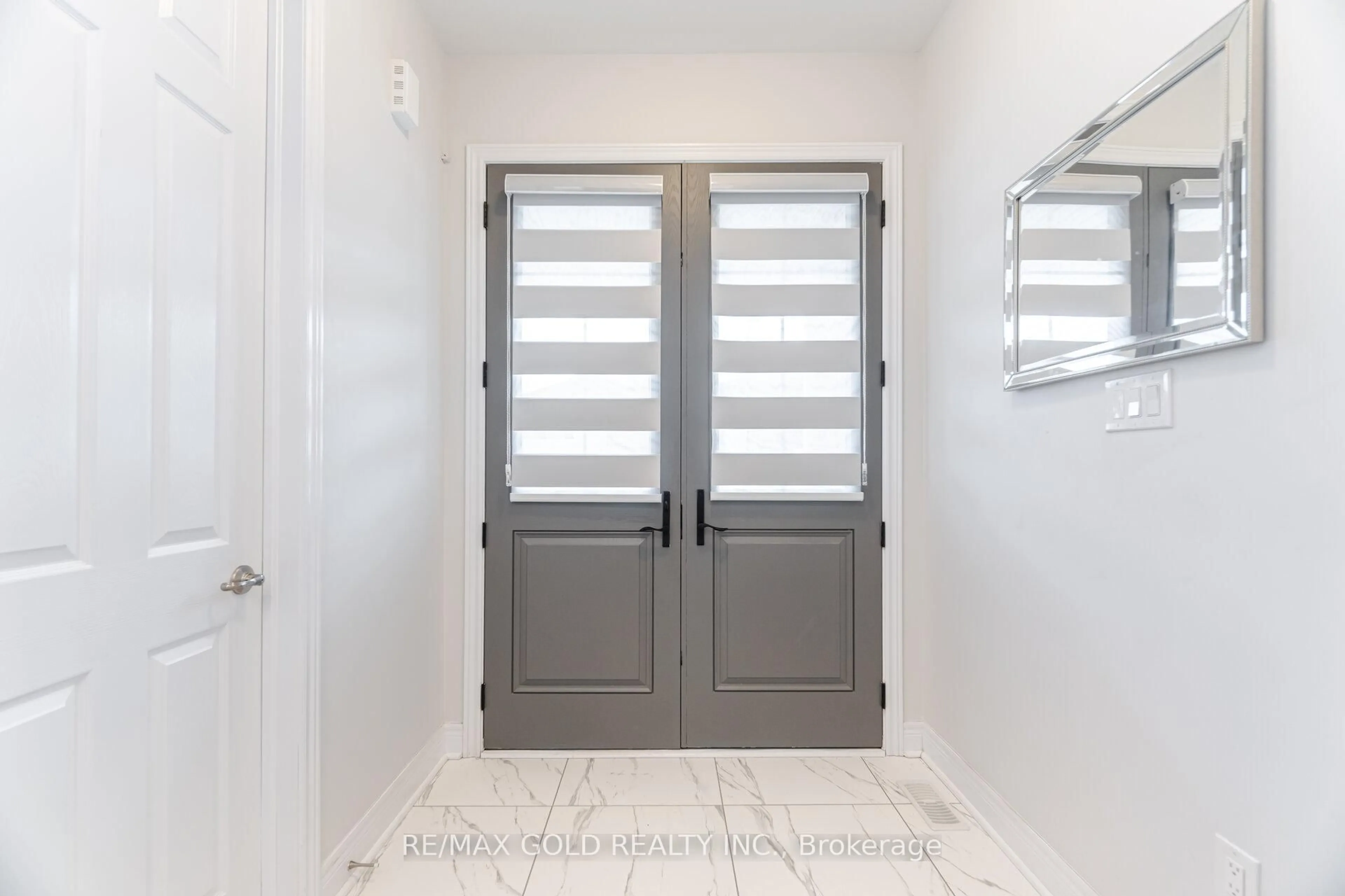 Indoor entryway for 15 Duxbury Rd, Brampton Ontario L6R 4E3