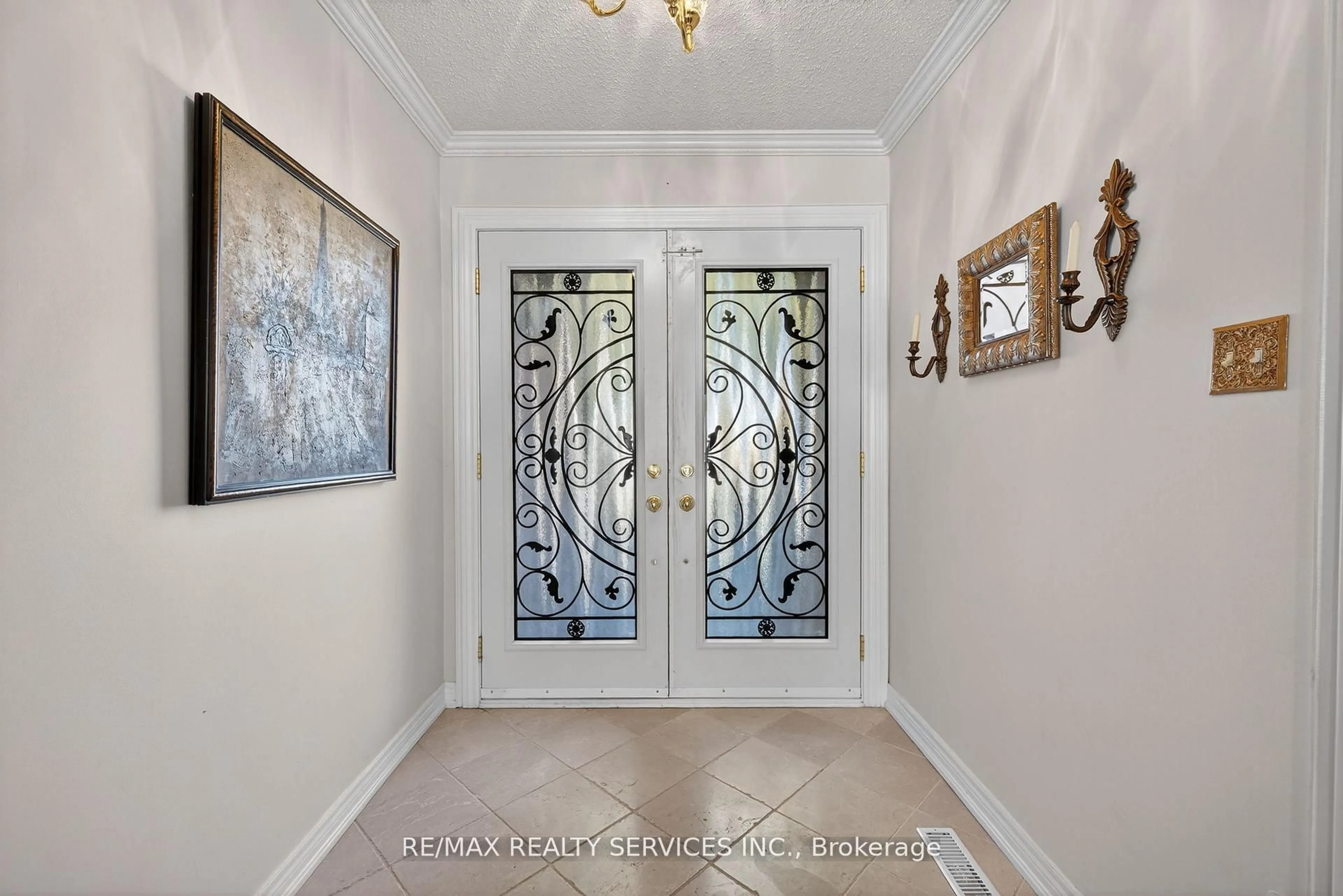 Indoor entryway for 124 Royal Valley Dr, Caledon Ontario L7C 1A5