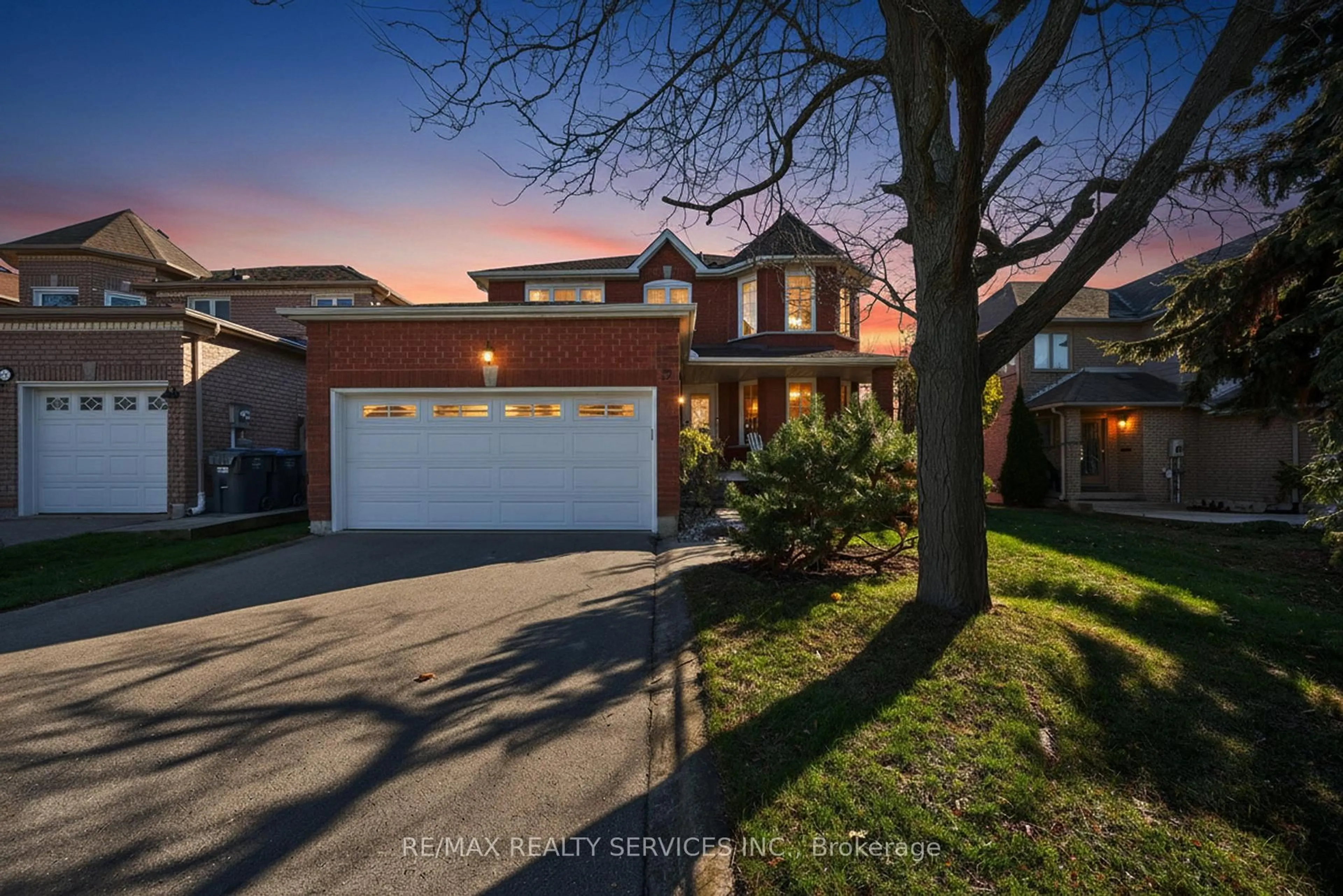 A pic from outside/outdoor area/front of a property/back of a property/a pic from drone, street for 31 Gardenia Way, Caledon Ontario L7C 1B1