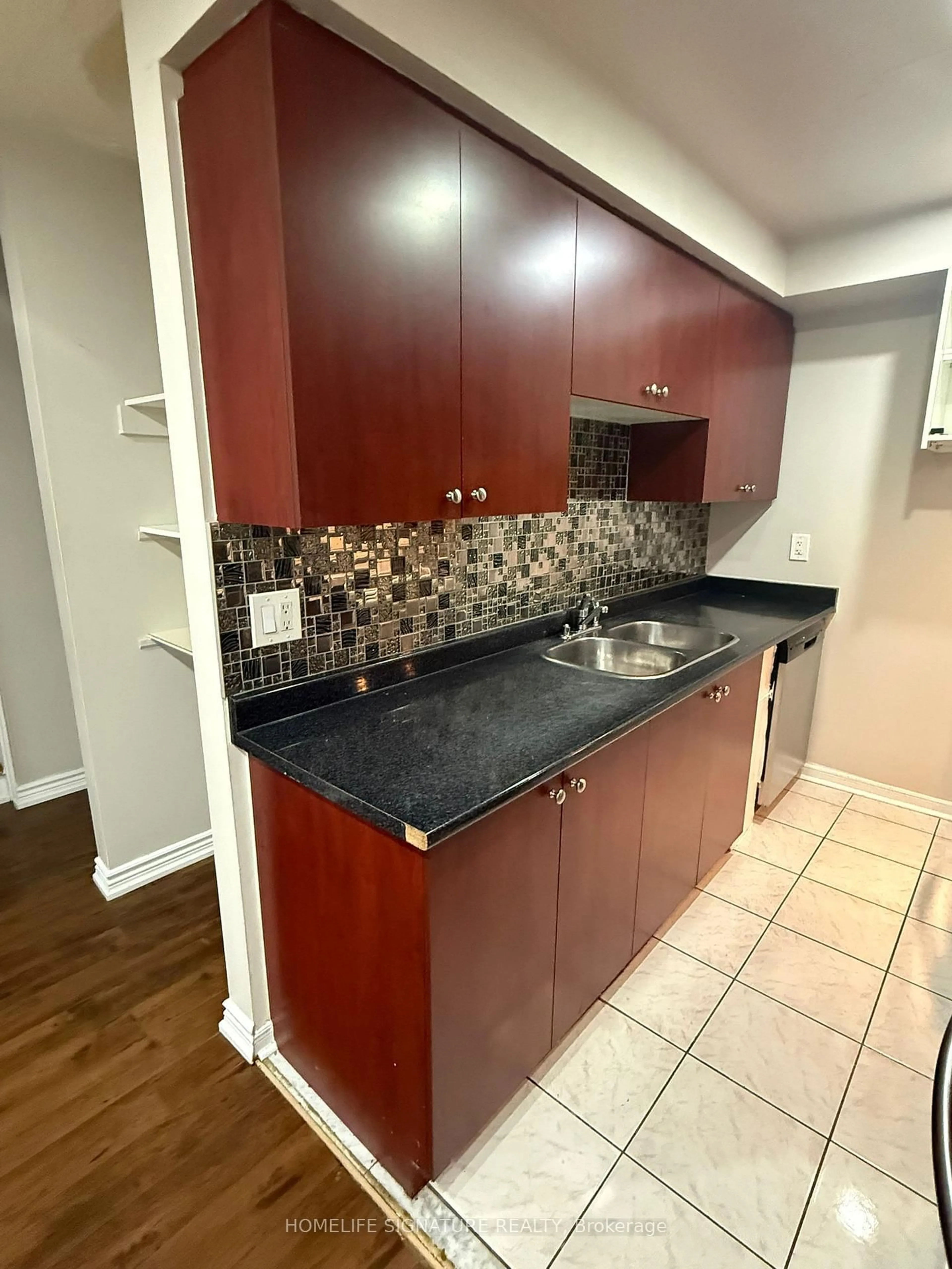 Standard kitchen, unknown for 4 Carleton Pl, Brampton Ontario L6T 3Z4