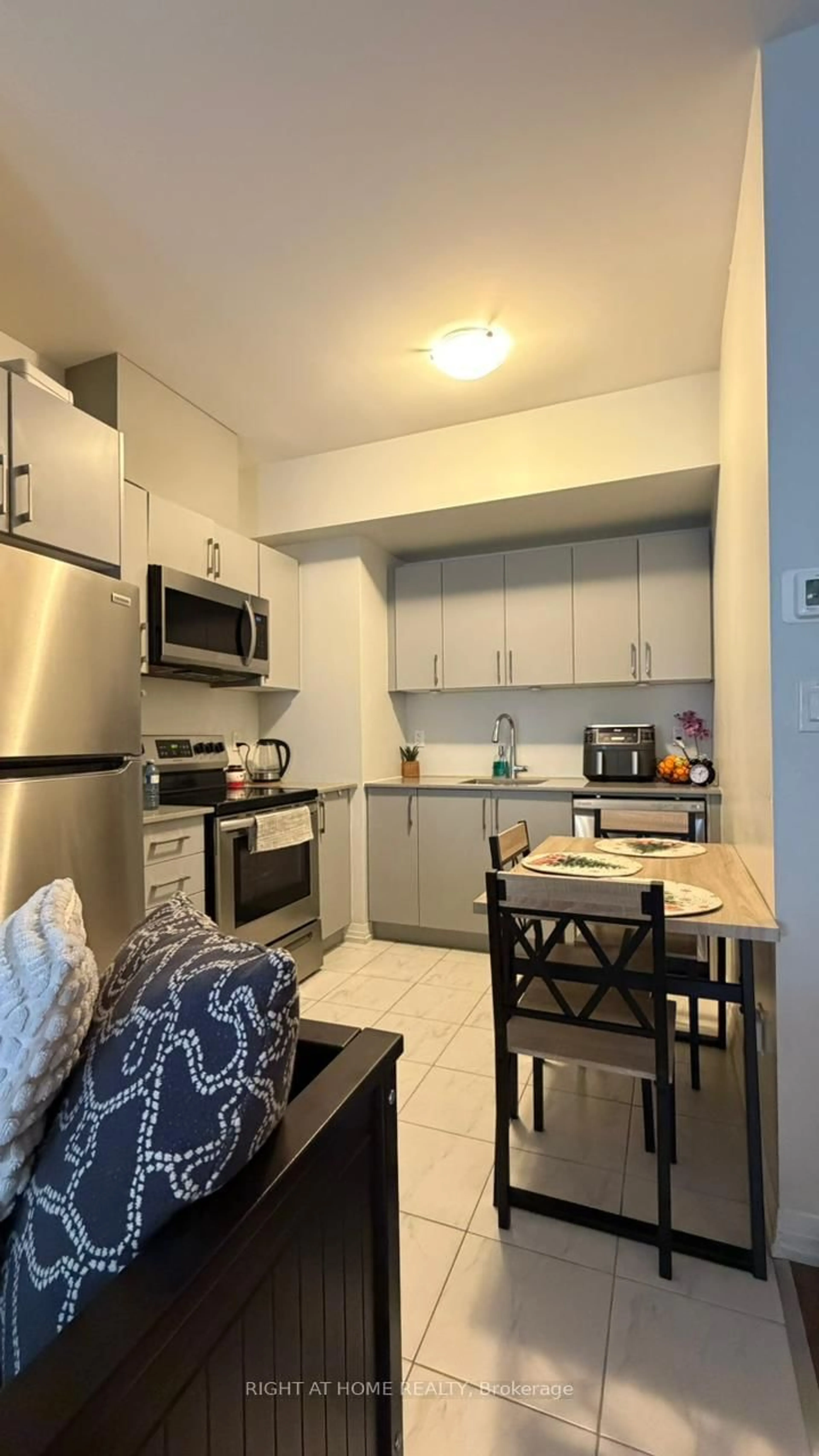 Standard kitchen, unknown for 1145 Journeyman Lane #248, Mississauga Ontario L5J 0B5